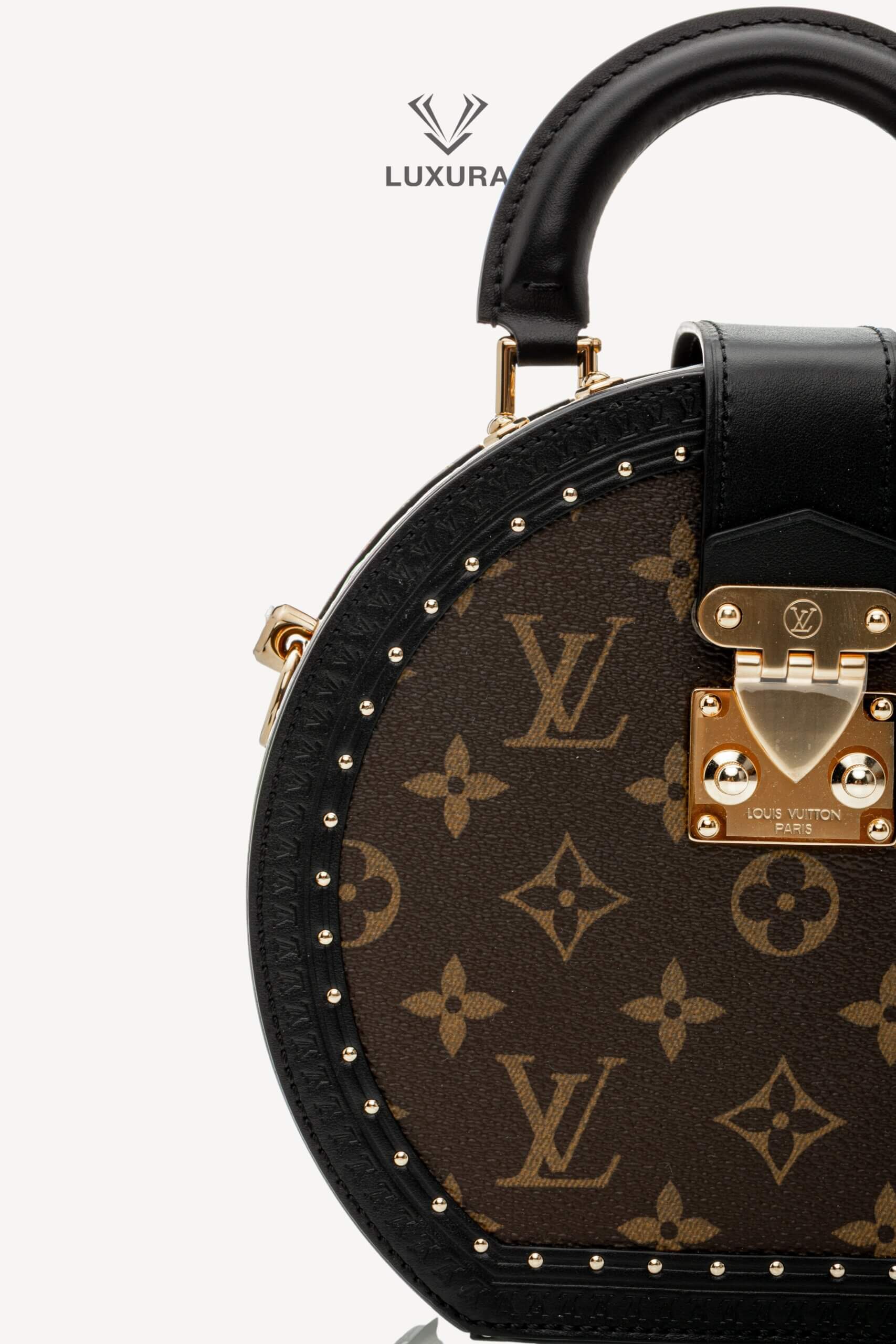 <span style="font-size: 10px;letter-spacing: .15em">NEW COLLECTION</span><br>            <strong>LOUIS VUITTON</strong><br>            <div style="margin-top:10px;font-size:16px">Boite Chapeau PM Monogram Coated Canvas M15293</div><br> - Image 15