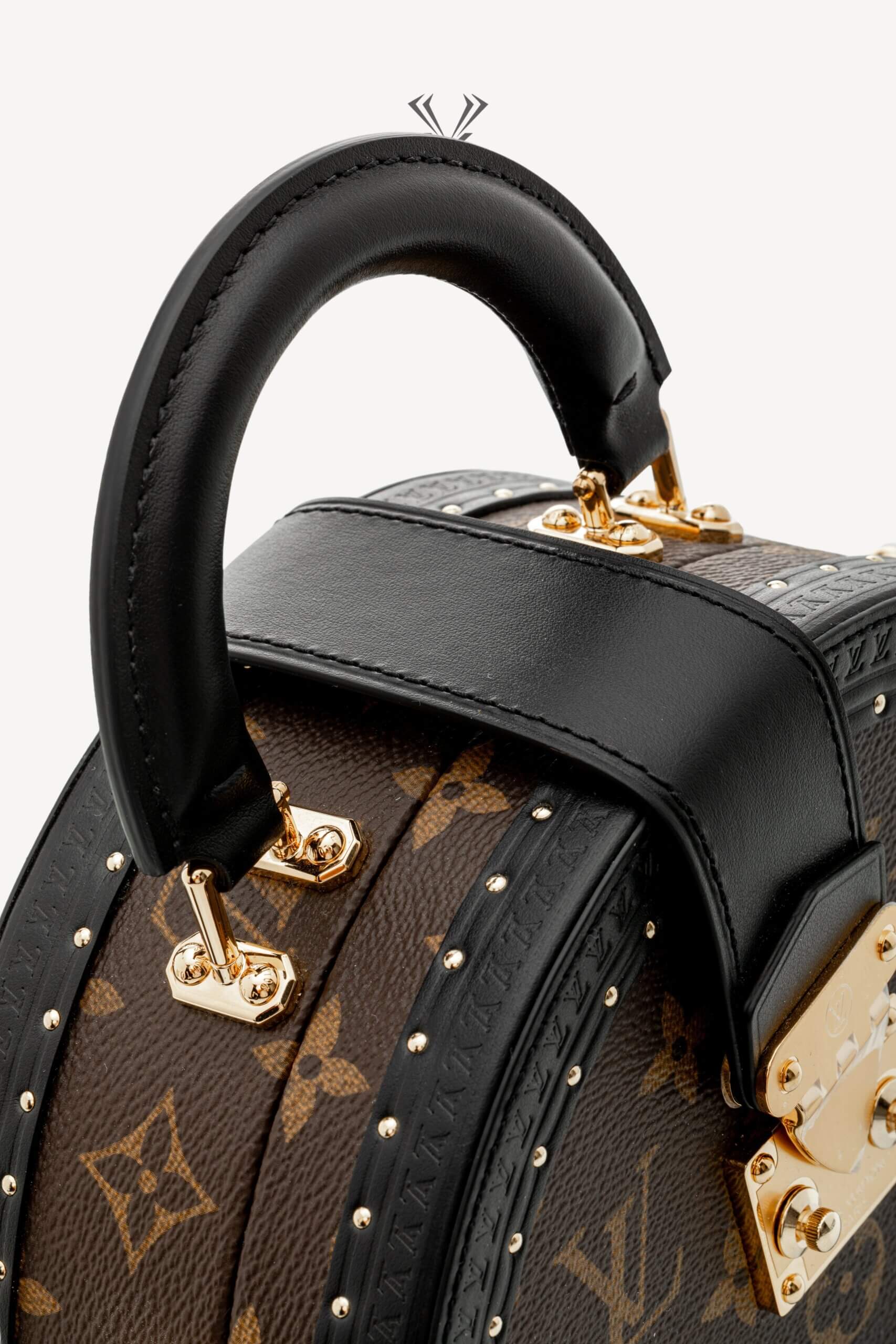 <span style="font-size: 10px;letter-spacing: .15em">NEW COLLECTION</span><br>            <strong>LOUIS VUITTON</strong><br>            <div style="margin-top:10px;font-size:16px">Boite Chapeau PM Monogram Coated Canvas M15293</div><br> - Image 12