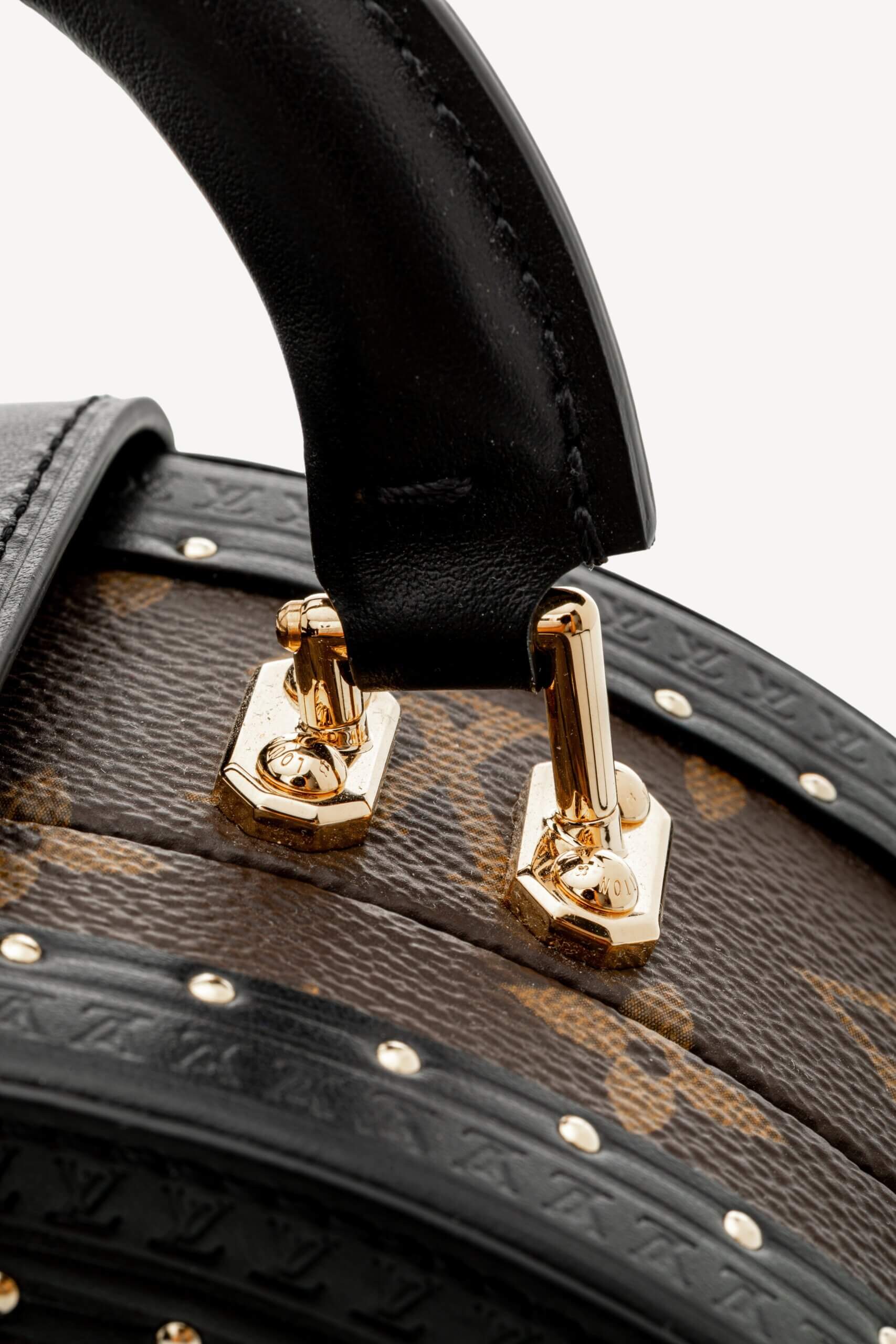 <span style="font-size: 10px;letter-spacing: .15em">NEW COLLECTION</span><br>            <strong>LOUIS VUITTON</strong><br>            <div style="margin-top:10px;font-size:16px">Boite Chapeau PM Monogram Coated Canvas M15293</div><br> - Image 20