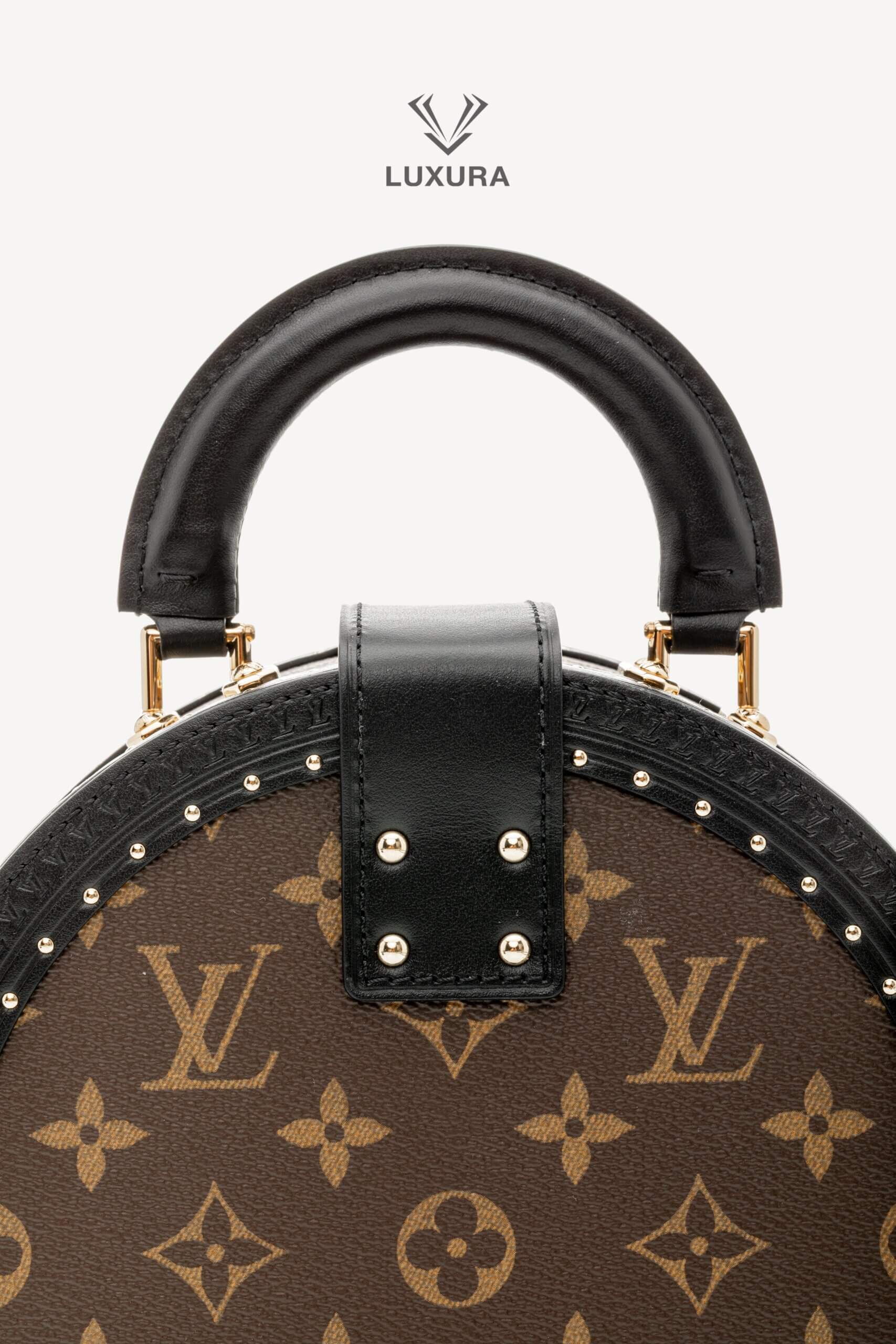 <span style="font-size: 10px;letter-spacing: .15em">NEW COLLECTION</span><br>            <strong>LOUIS VUITTON</strong><br>            <div style="margin-top:10px;font-size:16px">Boite Chapeau PM Monogram Coated Canvas M15293</div><br> - Image 14