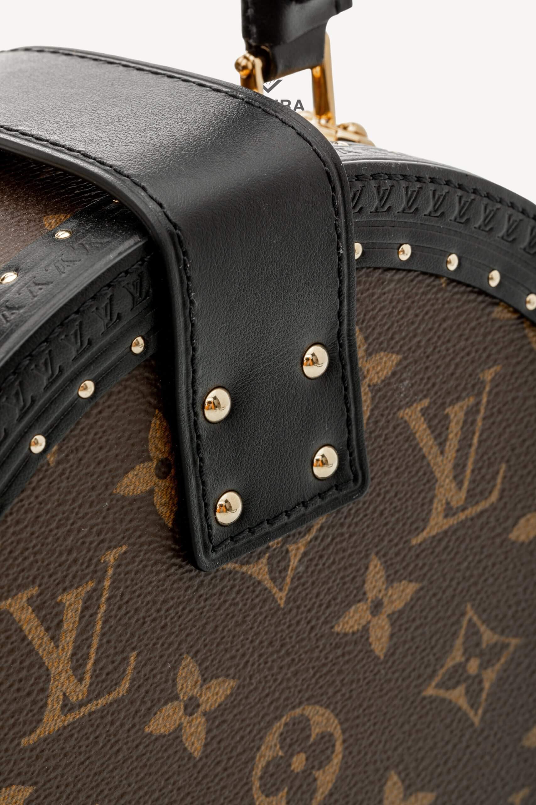 <span style="font-size: 10px;letter-spacing: .15em">NEW COLLECTION</span><br>            <strong>LOUIS VUITTON</strong><br>            <div style="margin-top:10px;font-size:16px">Boite Chapeau PM Monogram Coated Canvas M15293</div><br> - Image 18