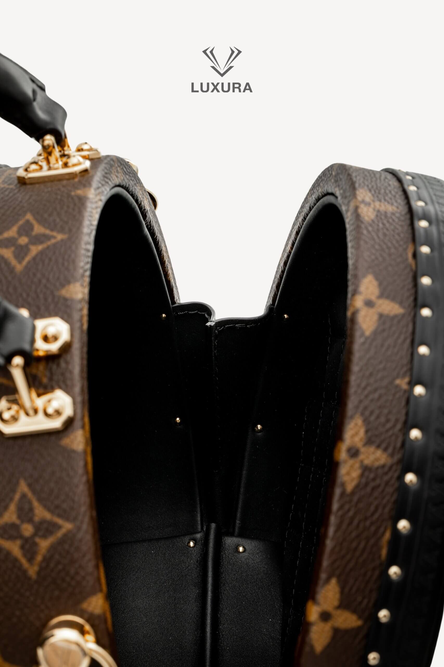 <span style="font-size: 10px;letter-spacing: .15em">NEW COLLECTION</span><br>            <strong>LOUIS VUITTON</strong><br>            <div style="margin-top:10px;font-size:16px">Boite Chapeau PM Monogram Coated Canvas M15293</div><br> - Image 26