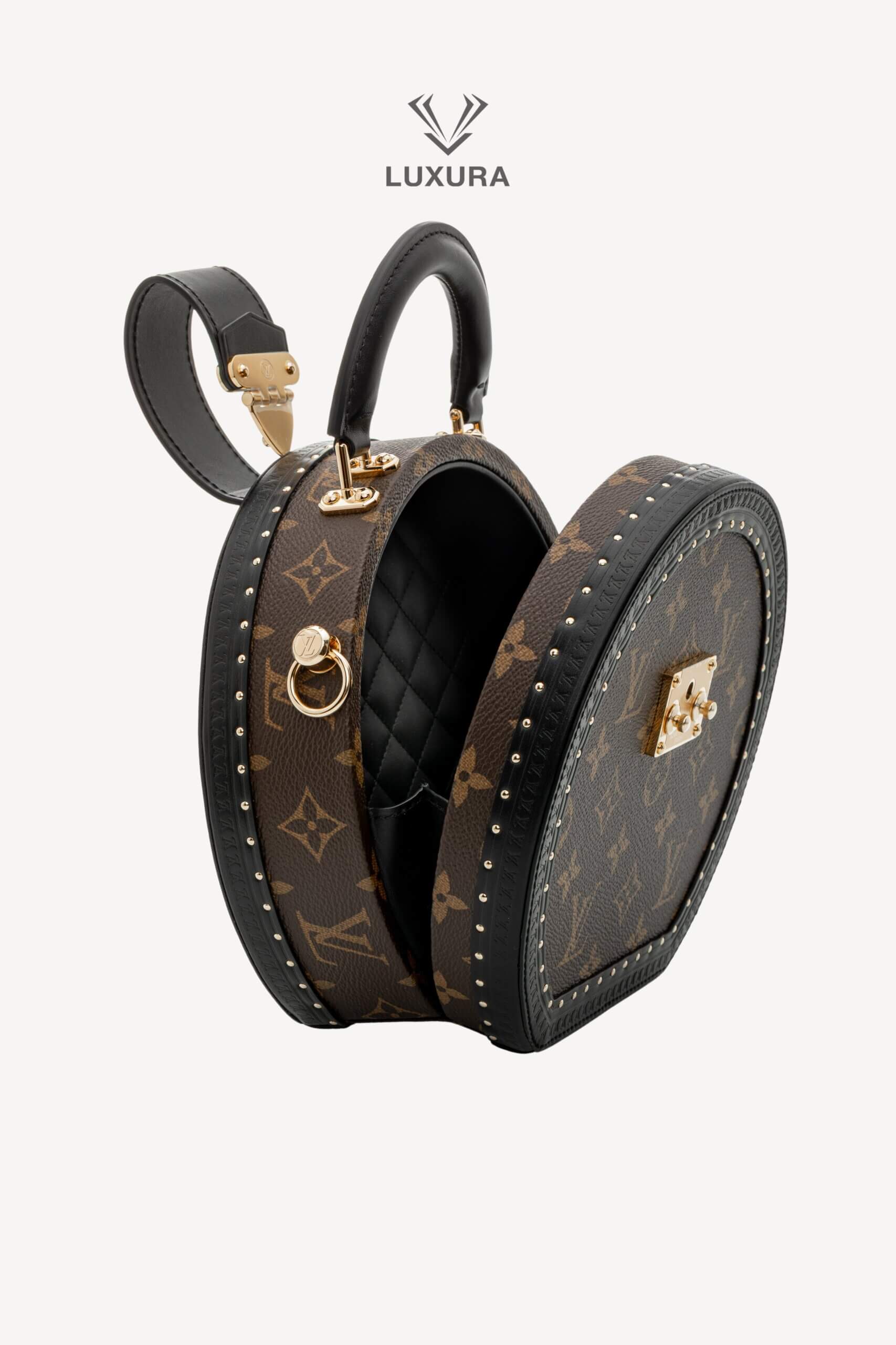 <span style="font-size: 10px;letter-spacing: .15em">NEW COLLECTION</span><br>            <strong>LOUIS VUITTON</strong><br>            <div style="margin-top:10px;font-size:16px">Boite Chapeau PM Monogram Coated Canvas M15293</div><br> - Image 9