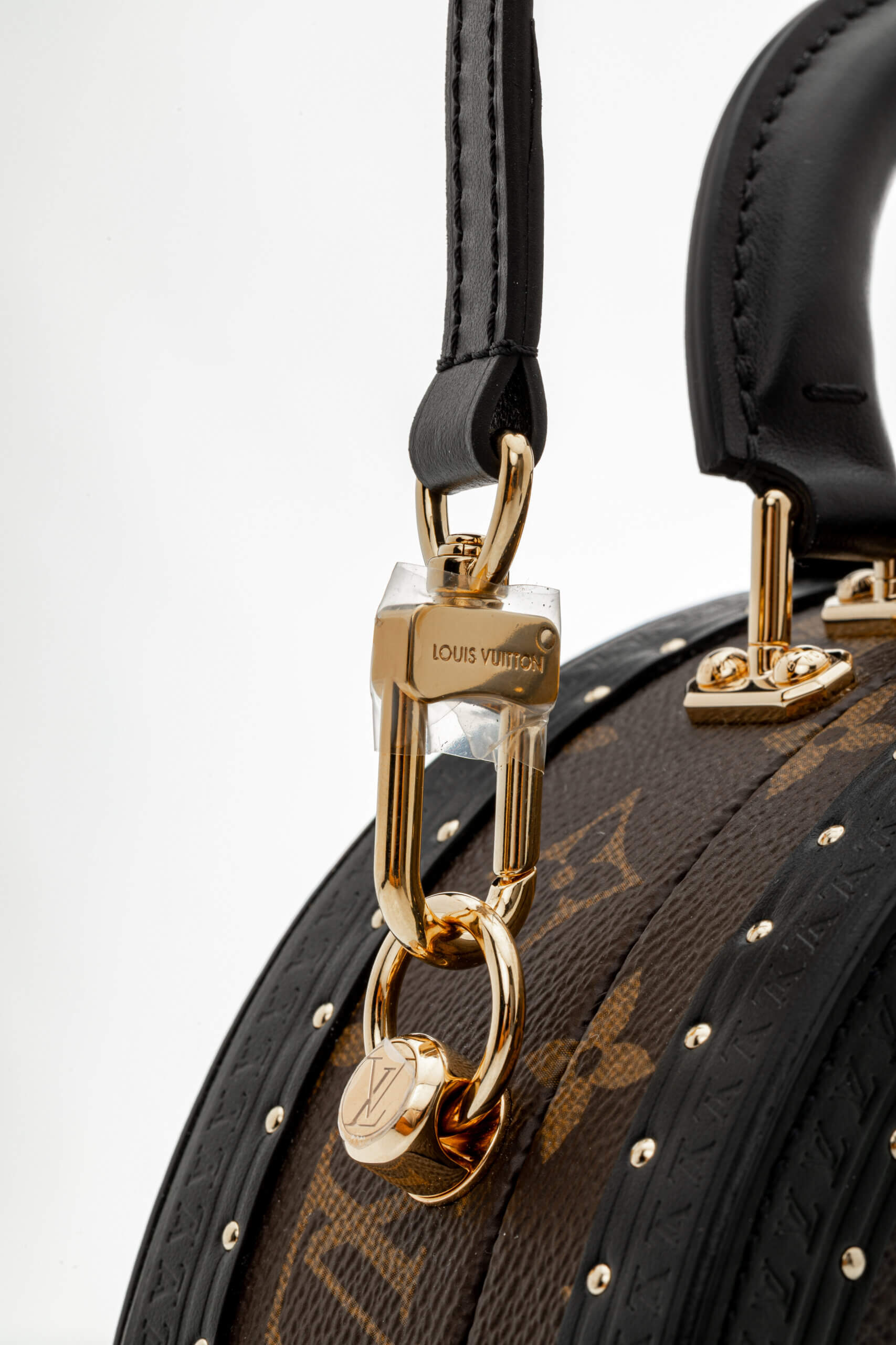 <span style="font-size: 10px;letter-spacing: .15em">NEW COLLECTION</span><br>            <strong>LOUIS VUITTON</strong><br>            <div style="margin-top:10px;font-size:16px">Boite Chapeau PM Monogram Coated Canvas M15293</div><br> - Image 19