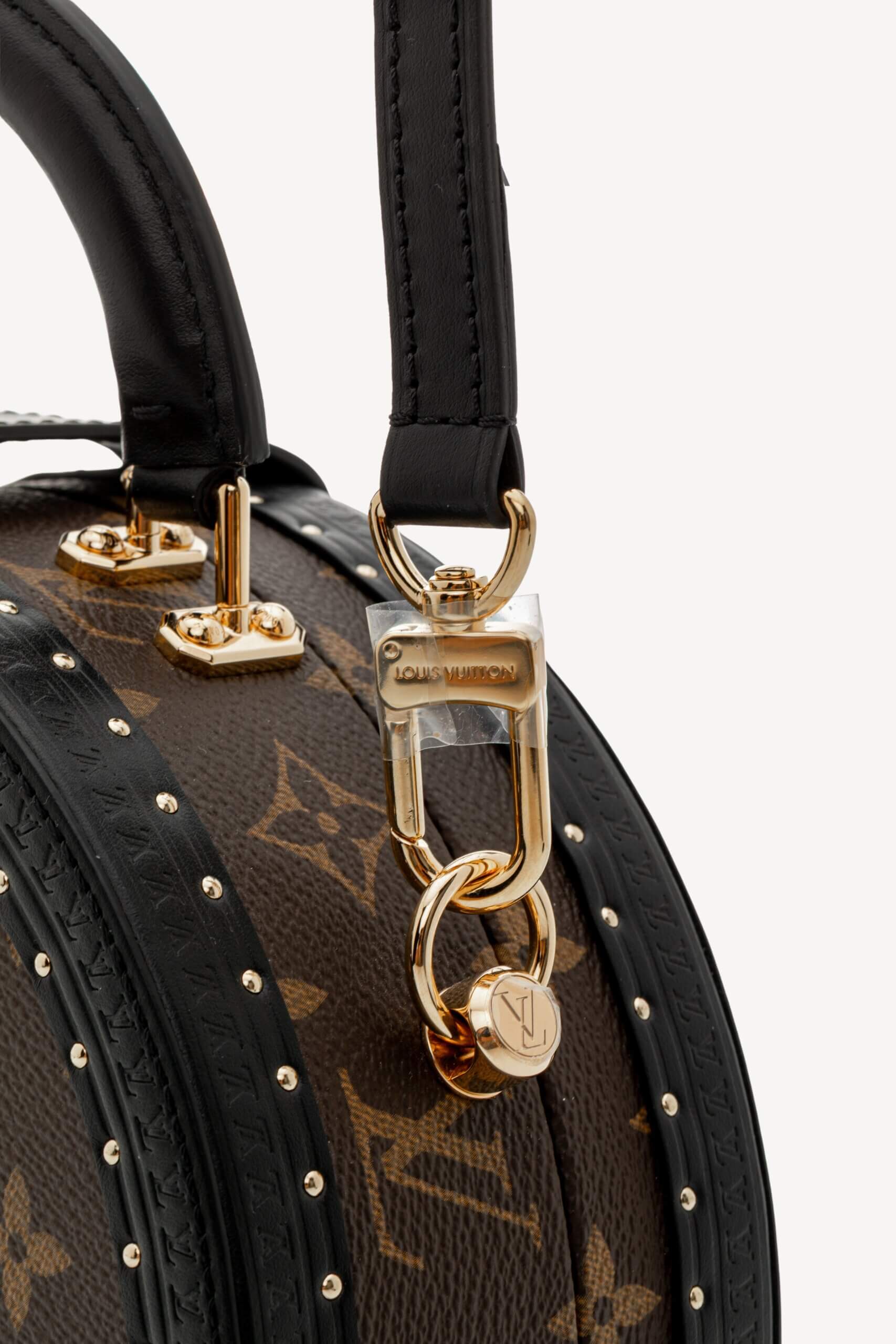 <span style="font-size: 10px;letter-spacing: .15em">NEW COLLECTION</span><br>            <strong>LOUIS VUITTON</strong><br>            <div style="margin-top:10px;font-size:16px">Boite Chapeau PM Monogram Coated Canvas M15293</div><br> - Image 22