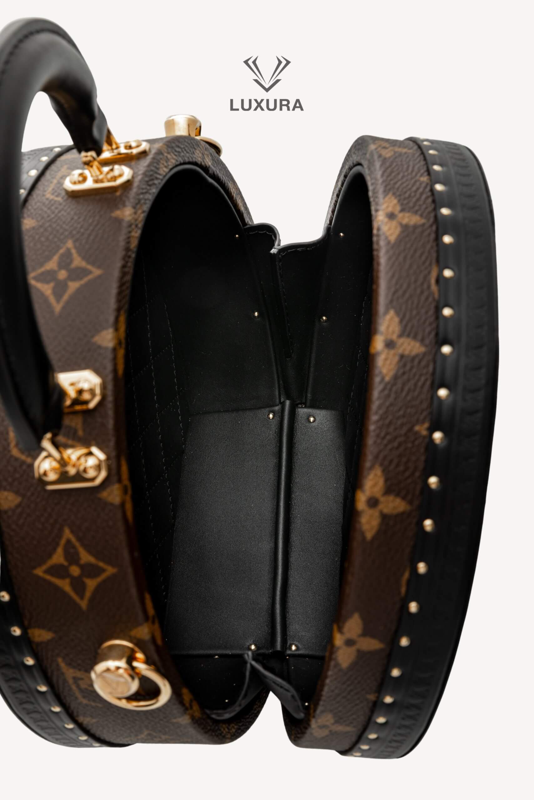 <span style="font-size: 10px;letter-spacing: .15em">NEW COLLECTION</span><br>            <strong>LOUIS VUITTON</strong><br>            <div style="margin-top:10px;font-size:16px">Boite Chapeau PM Monogram Coated Canvas M15293</div><br> - Image 28