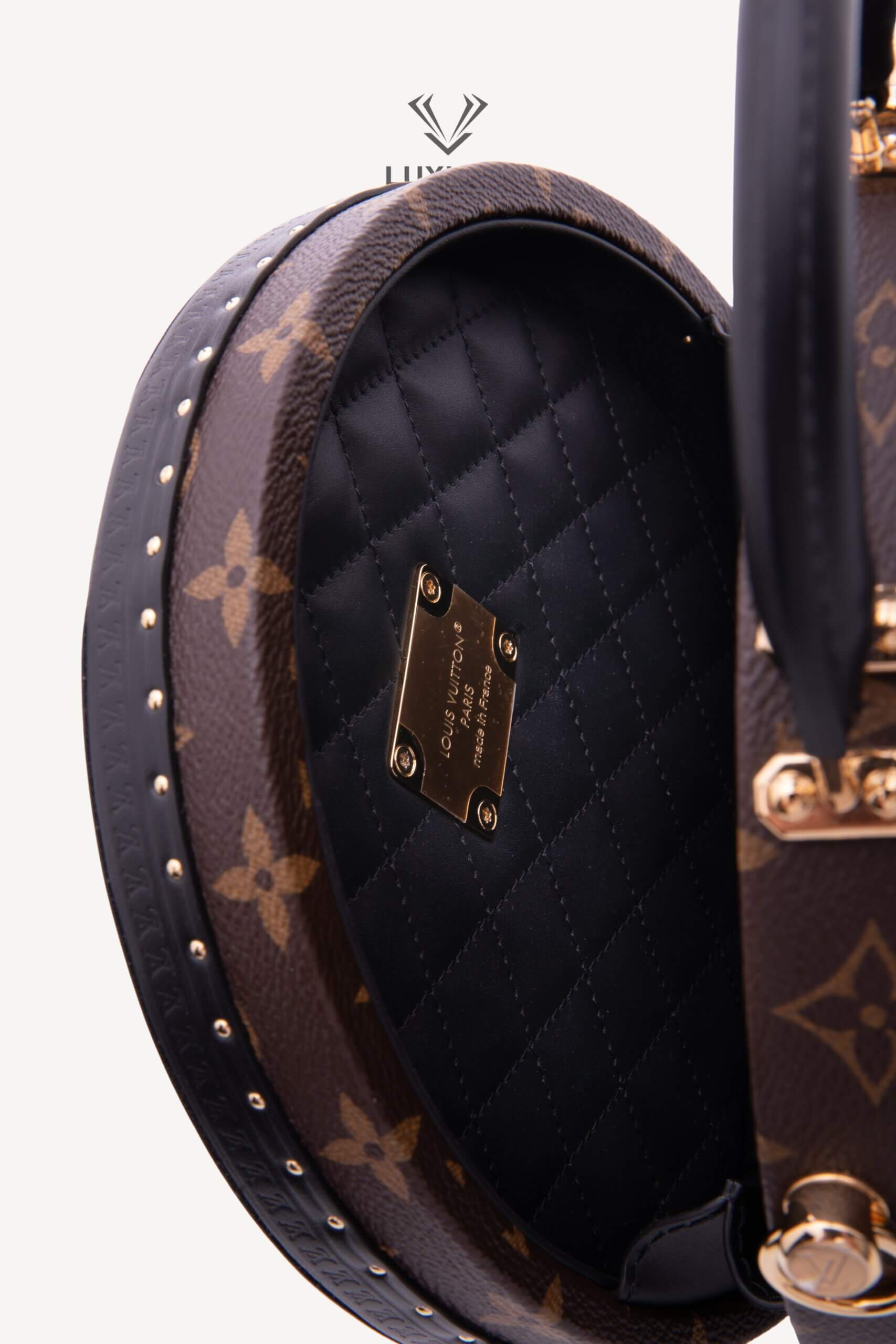 <span style="font-size: 10px;letter-spacing: .15em">NEW COLLECTION</span><br>            <strong>LOUIS VUITTON</strong><br>            <div style="margin-top:10px;font-size:16px">Boite Chapeau PM Monogram Coated Canvas M15293</div><br> - Image 27