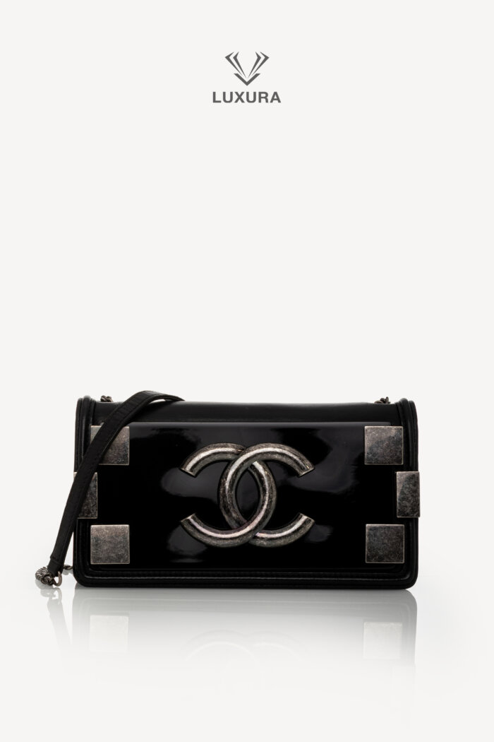 <span style="font-size: 10px;letter-spacing: .15em">HARD TO FIND</span><br>            <strong>CHANEL</strong><br>            <div style="margin-top:10px;font-size:16px">Boy Lego Brick Flap Bag Lambskin-PVC Black</div><br>