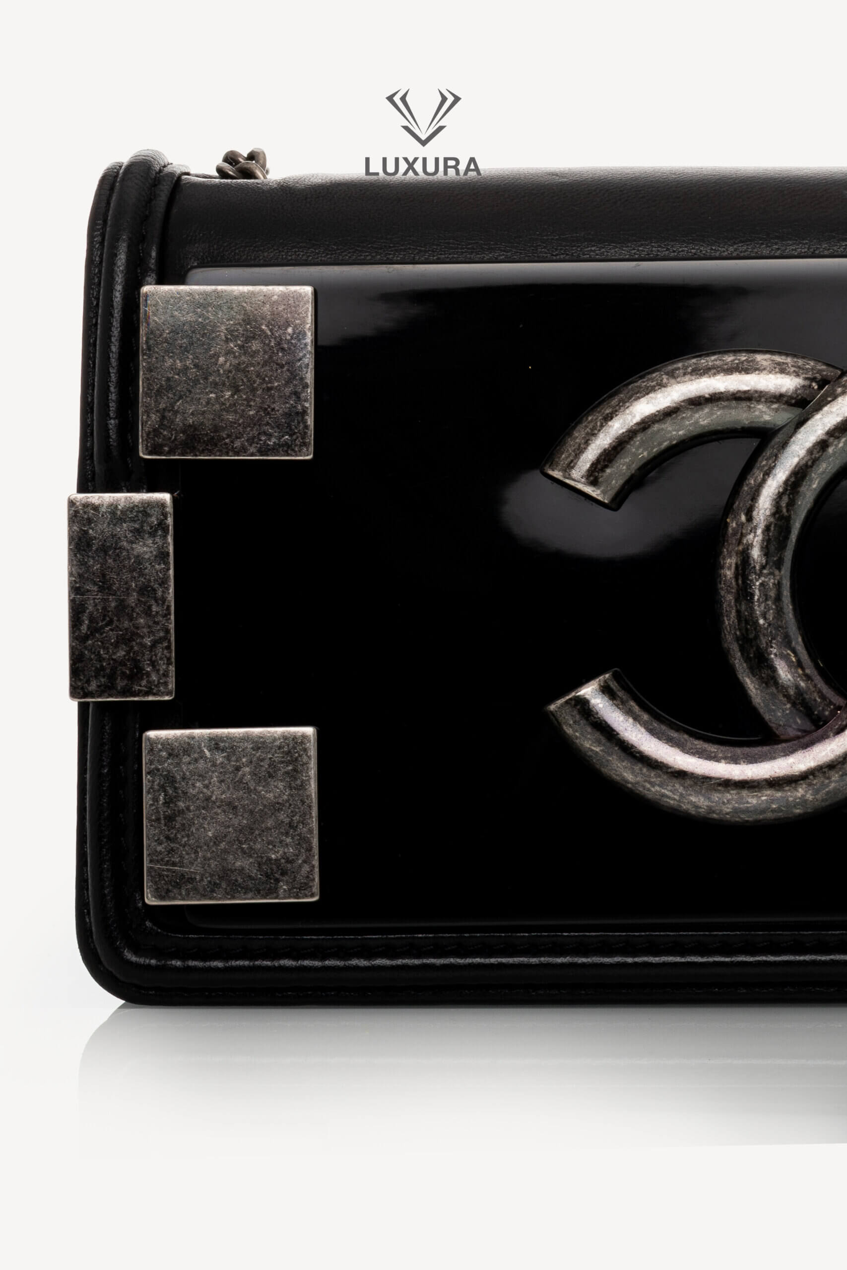 <span style="font-size: 10px;letter-spacing: .15em">HARD TO FIND</span><br> <strong>CHANEL</strong><br> <div style="margin-top:10px;font-size:16px">Boy Lego Brick Flap Bag Lambskin-PVC Black</div><br> - Image 9