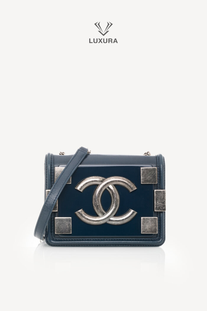 <span style="font-size: 10px;letter-spacing: .15em">HARD TO FIND</span><br>            <strong>CHANEL</strong><br>            <div style="margin-top:10px;font-size:16px">Mini Boy Lego Brick Lambskin-PVC Blue</div><br>