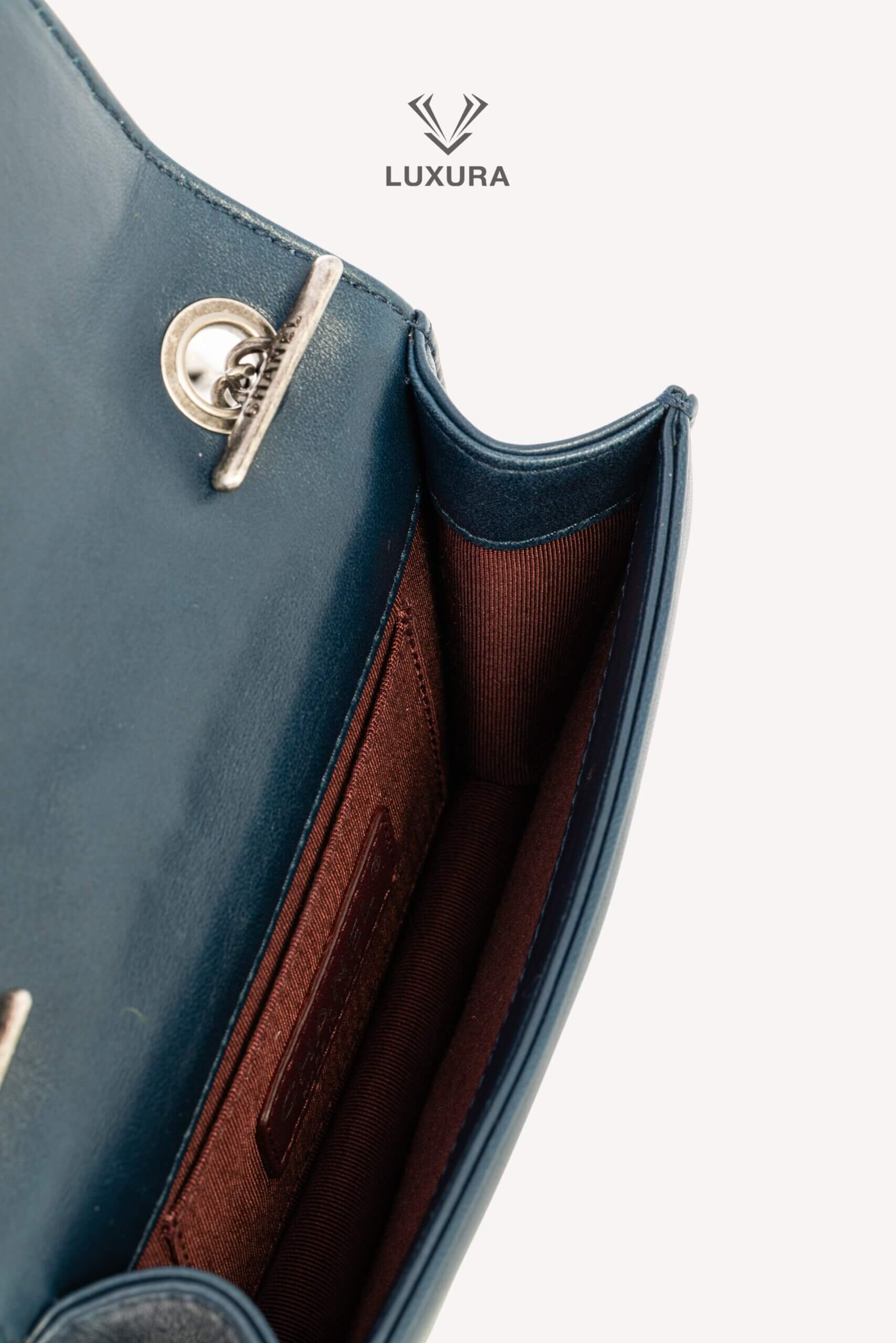 <span style="font-size: 10px;letter-spacing: .15em">HARD TO FIND</span><br> <strong>CHANEL</strong><br> <div style="margin-top:10px;font-size:16px">Mini Boy Lego Brick Lambskin-PVC Blue</div><br> - Image 22