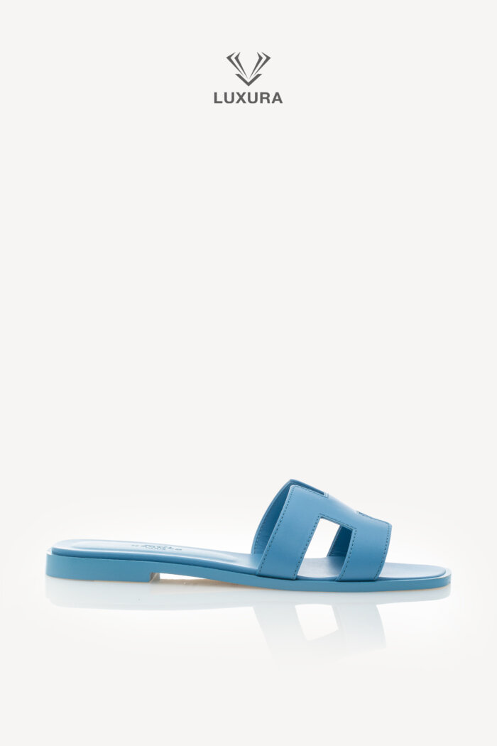<span style="font-size: 10px;letter-spacing: .15em">HARD TO FIND</span><br>            <strong>HERMES</strong><br>            <div style="margin-top:10px;font-size:16px">Oran Sandal Bleu Cameo 36</div><br>