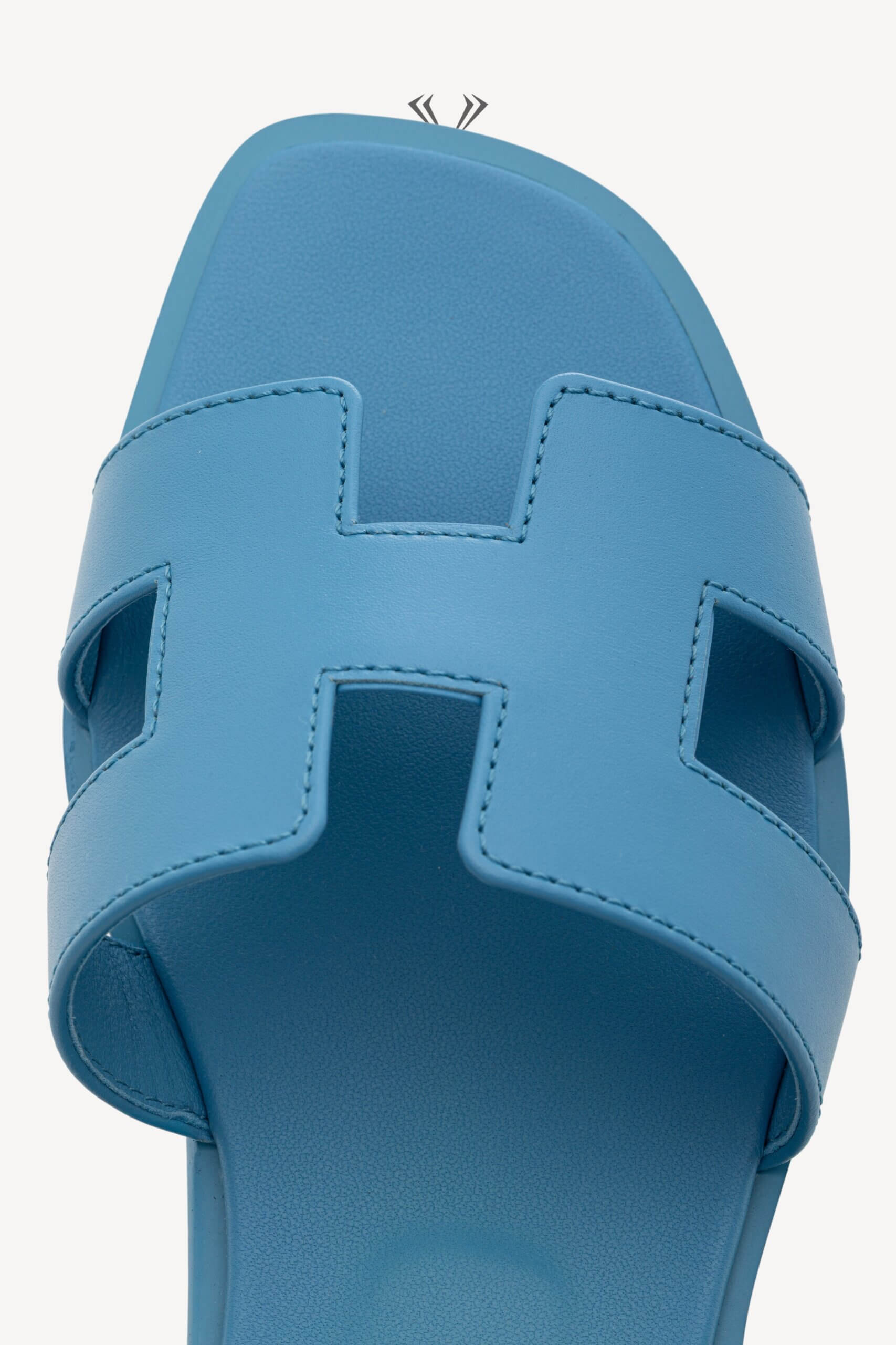 <span style="font-size: 10px;letter-spacing: .15em">HARD TO FIND</span><br>            <strong>HERMES</strong><br>            <div style="margin-top:10px;font-size:16px">Oran Sandal Bleu Cameo 36</div><br> - Image 10