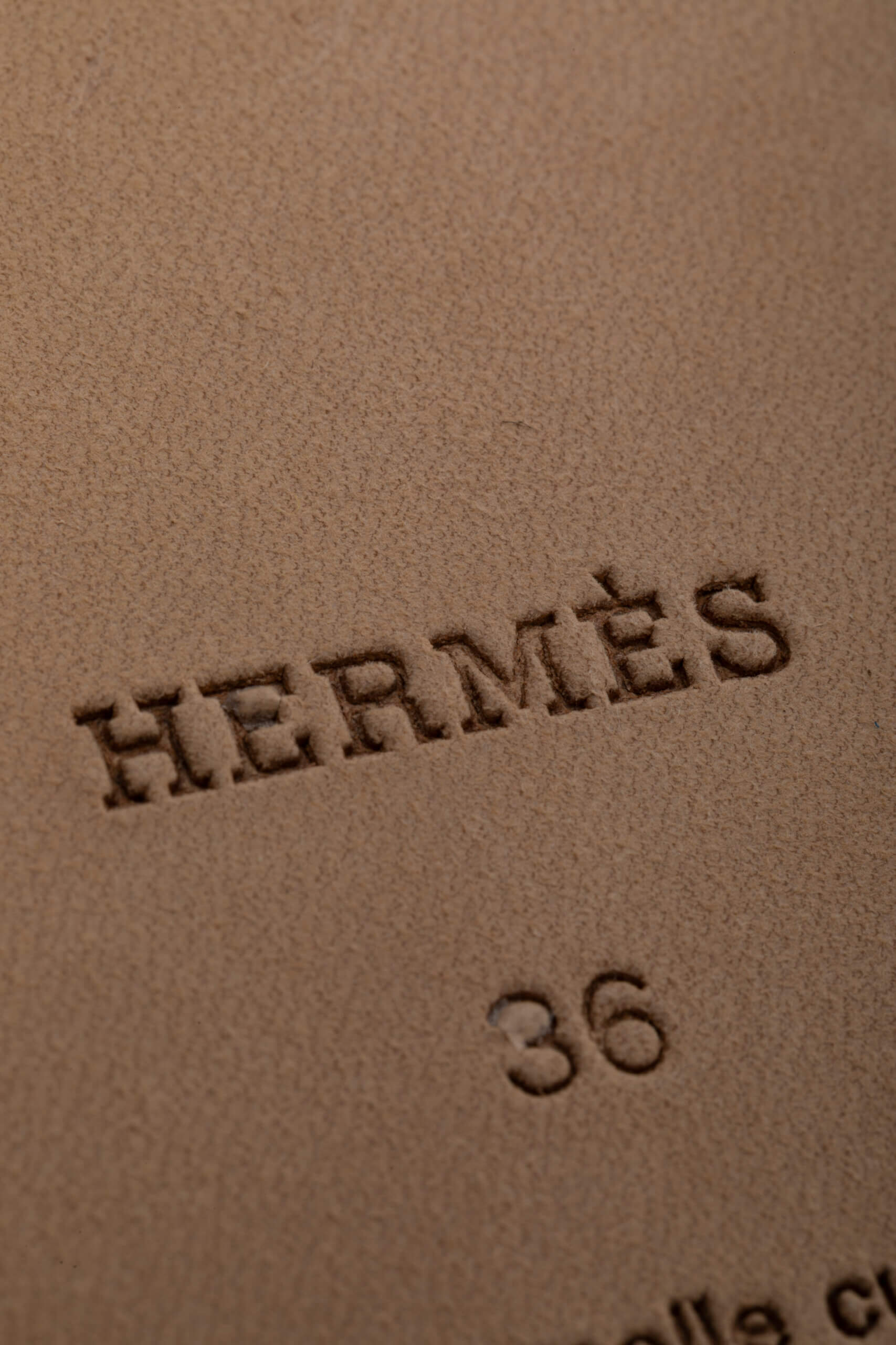 <span style="font-size: 10px;letter-spacing: .15em">HARD TO FIND</span><br>            <strong>HERMES</strong><br>            <div style="margin-top:10px;font-size:16px">Oran Sandal Bleu Cameo 36</div><br> - Image 22