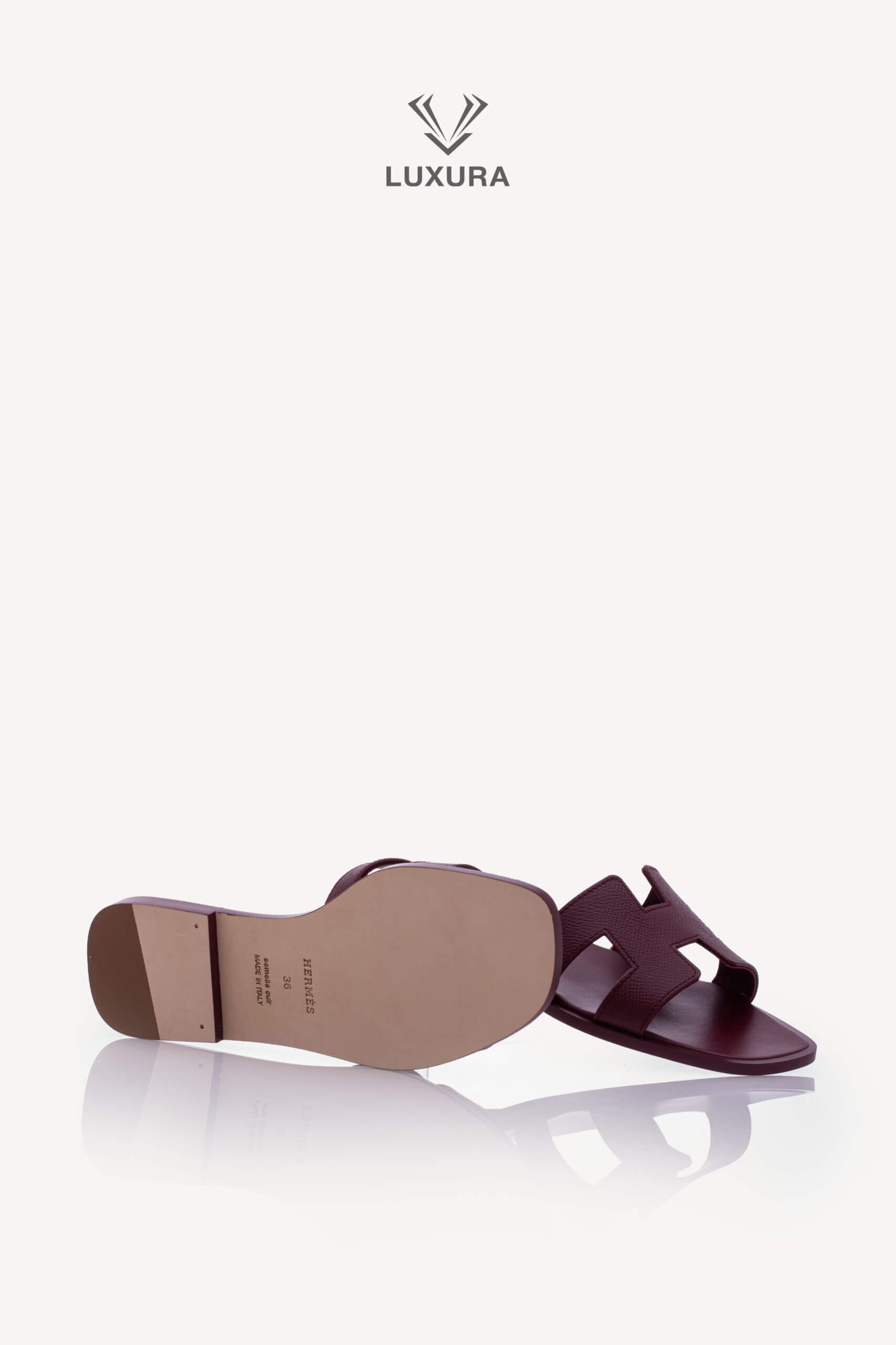 <span style="font-size: 10px;letter-spacing: .15em">HARD TO FIND</span><br>            <strong>HERMES</strong><br>            <div style="margin-top:10px;font-size:16px">Oran Sandal Rouge H 36 ( true size 35 )</div><br> - Image 22