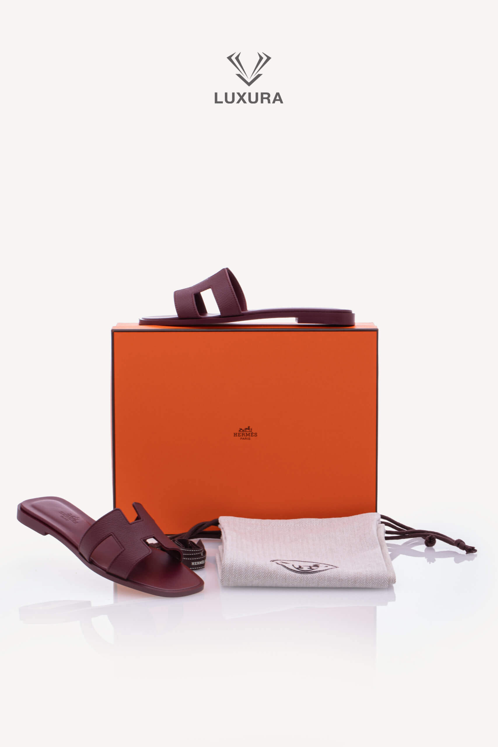 <span style="font-size: 10px;letter-spacing: .15em">HARD TO FIND</span><br>            <strong>HERMES</strong><br>            <div style="margin-top:10px;font-size:16px">Oran Sandal Rouge H 36 ( true size 35 )</div><br> - Image 2