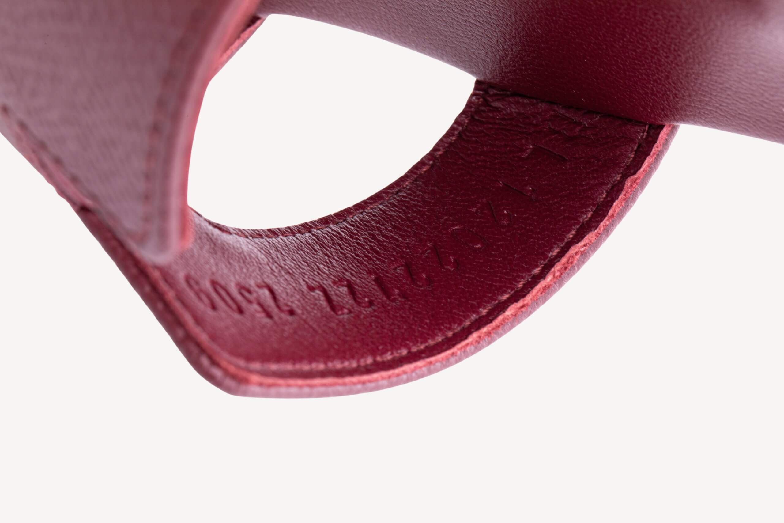 <span style="font-size: 10px;letter-spacing: .15em">HARD TO FIND</span><br>            <strong>HERMES</strong><br>            <div style="margin-top:10px;font-size:16px">Oran Sandal Rouge H 36 ( true size 35 )</div><br> - Image 20