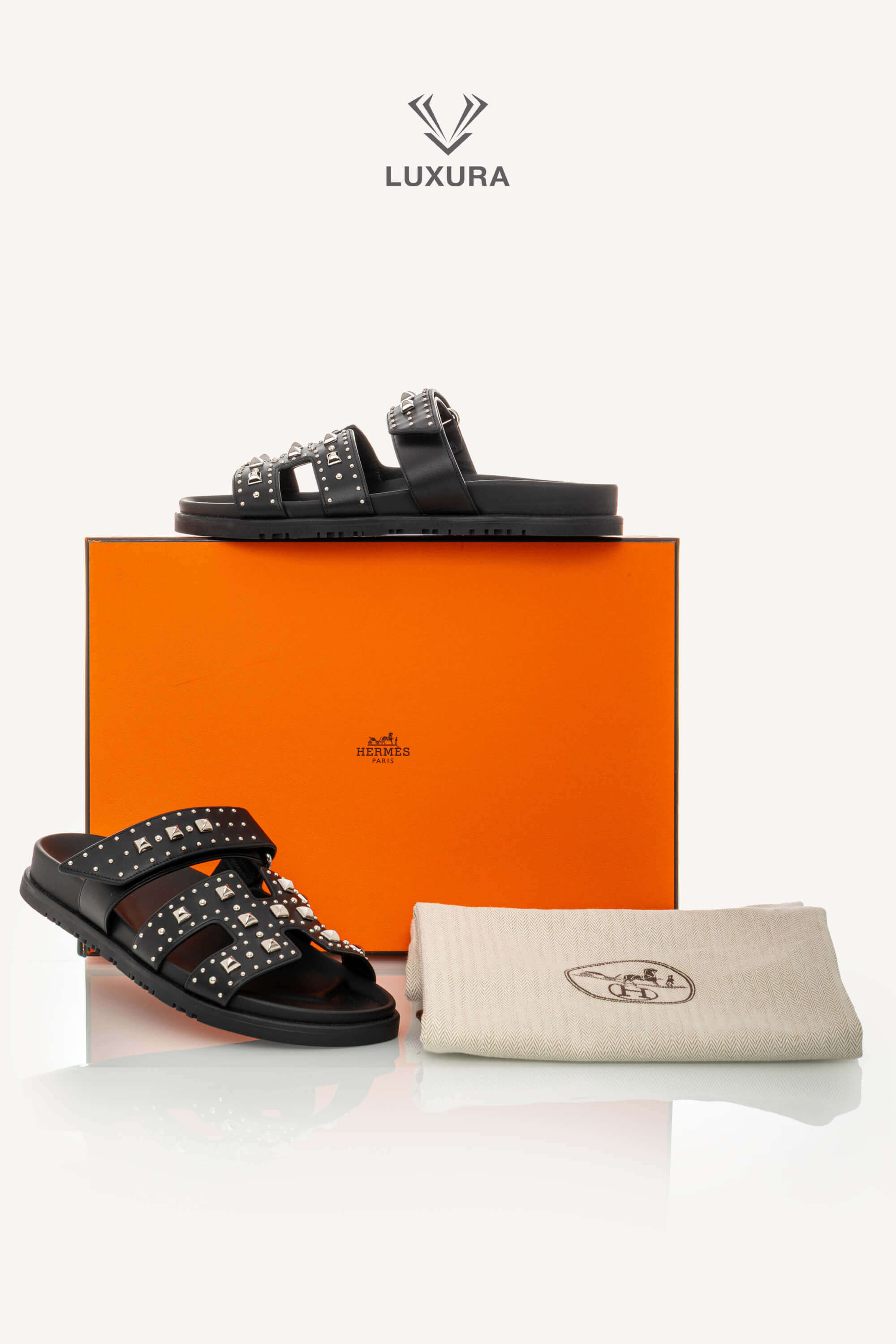 <span style="font-size: 10px;letter-spacing: .15em">HARD TO FIND</span><br>            <strong>HERMES</strong><br>            <div style="margin-top:10px;font-size:16px">Calfskin Medor Studded Chypre Sandals 38.5 Black</div><br> - Image 2