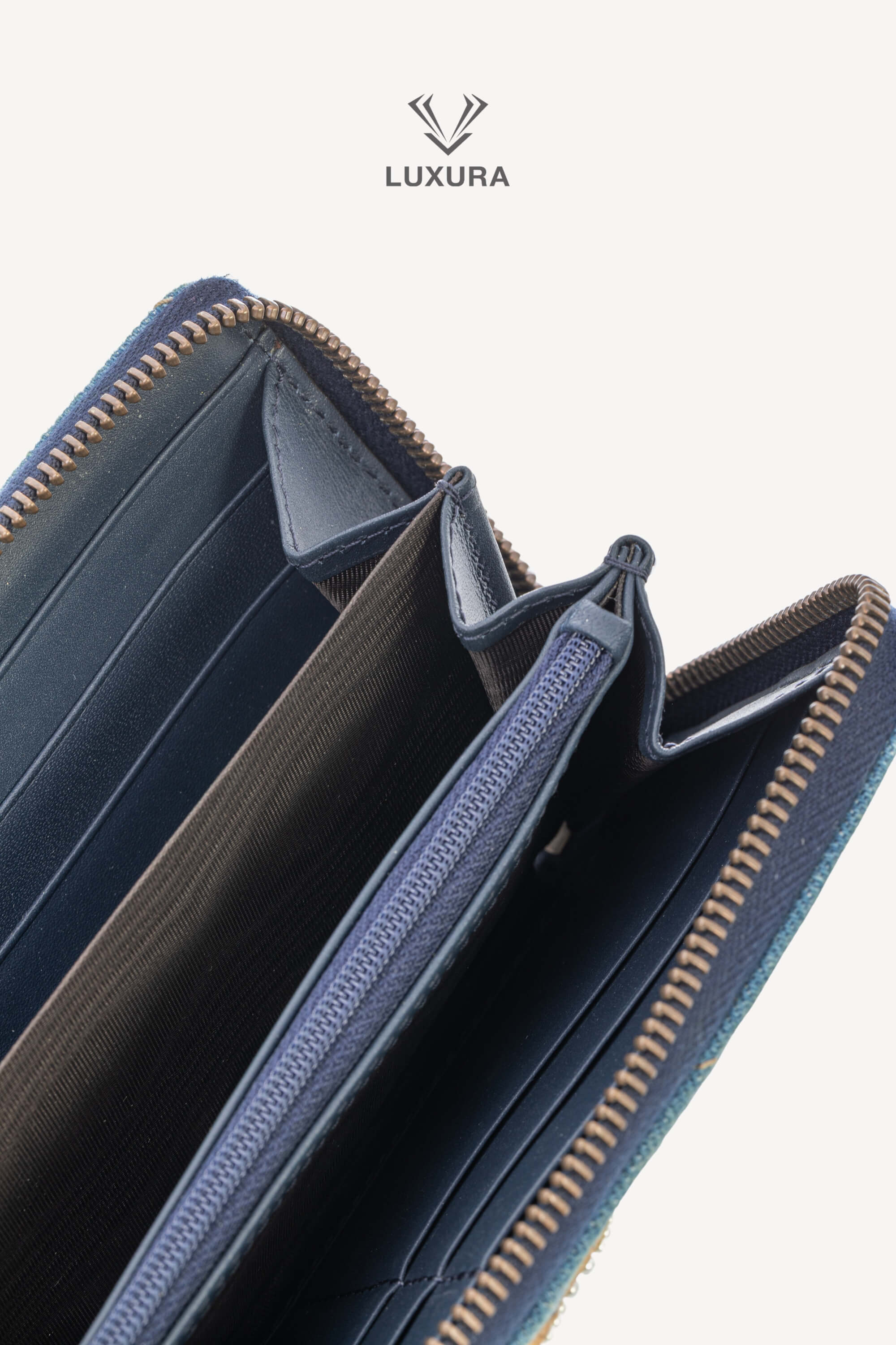 <span style="font-size: 10px;letter-spacing: .15em">HARD TO FIND</span><br>            <strong>GUCCI</strong><br>            <div style="margin-top:10px;font-size:16px">Denim Matelasse Pearly GG Marmont Zip Around Wallet Blue</div><br> - Image 9