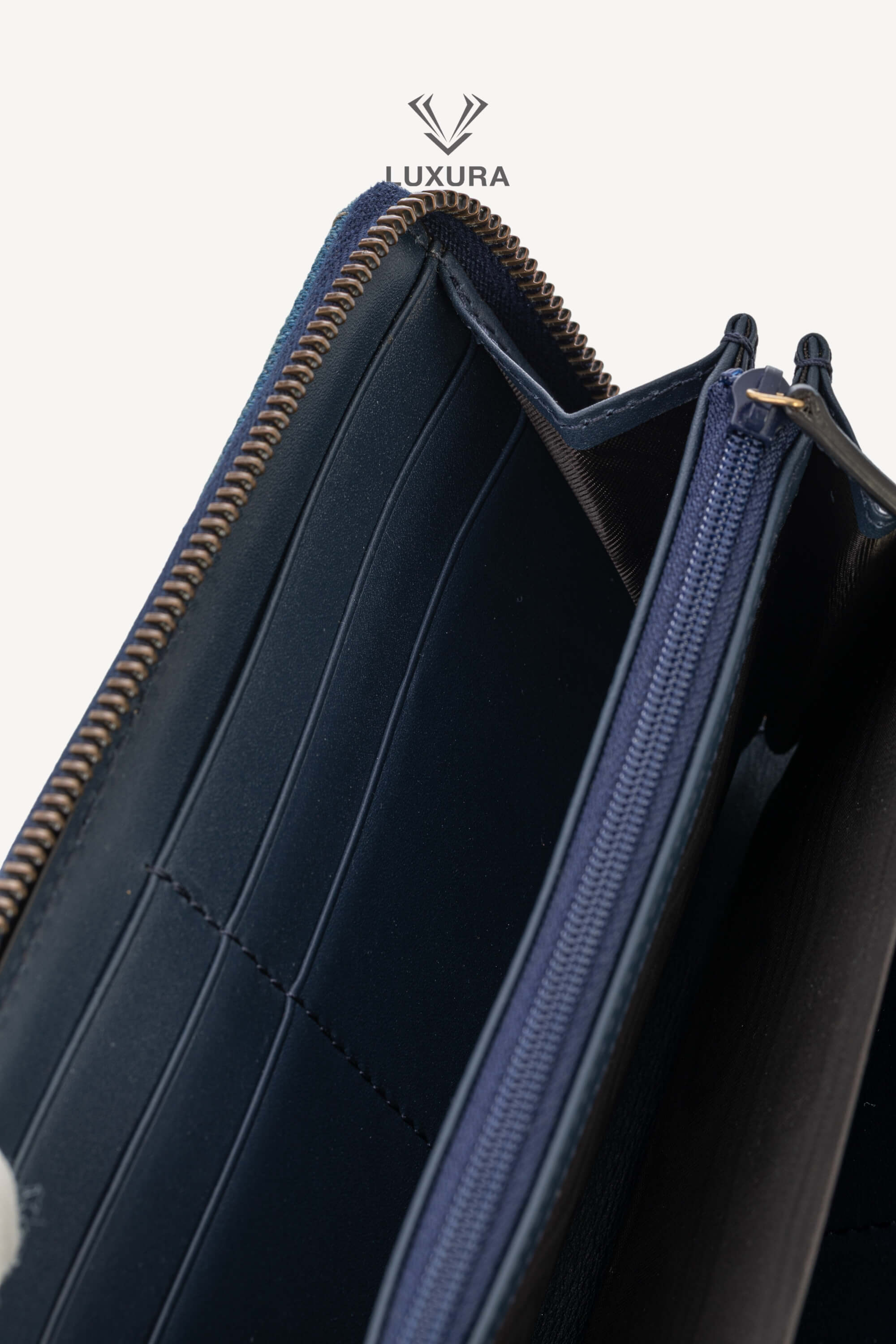 <span style="font-size: 10px;letter-spacing: .15em">HARD TO FIND</span><br>            <strong>GUCCI</strong><br>            <div style="margin-top:10px;font-size:16px">Denim Matelasse Pearly GG Marmont Zip Around Wallet Blue</div><br> - Image 13
