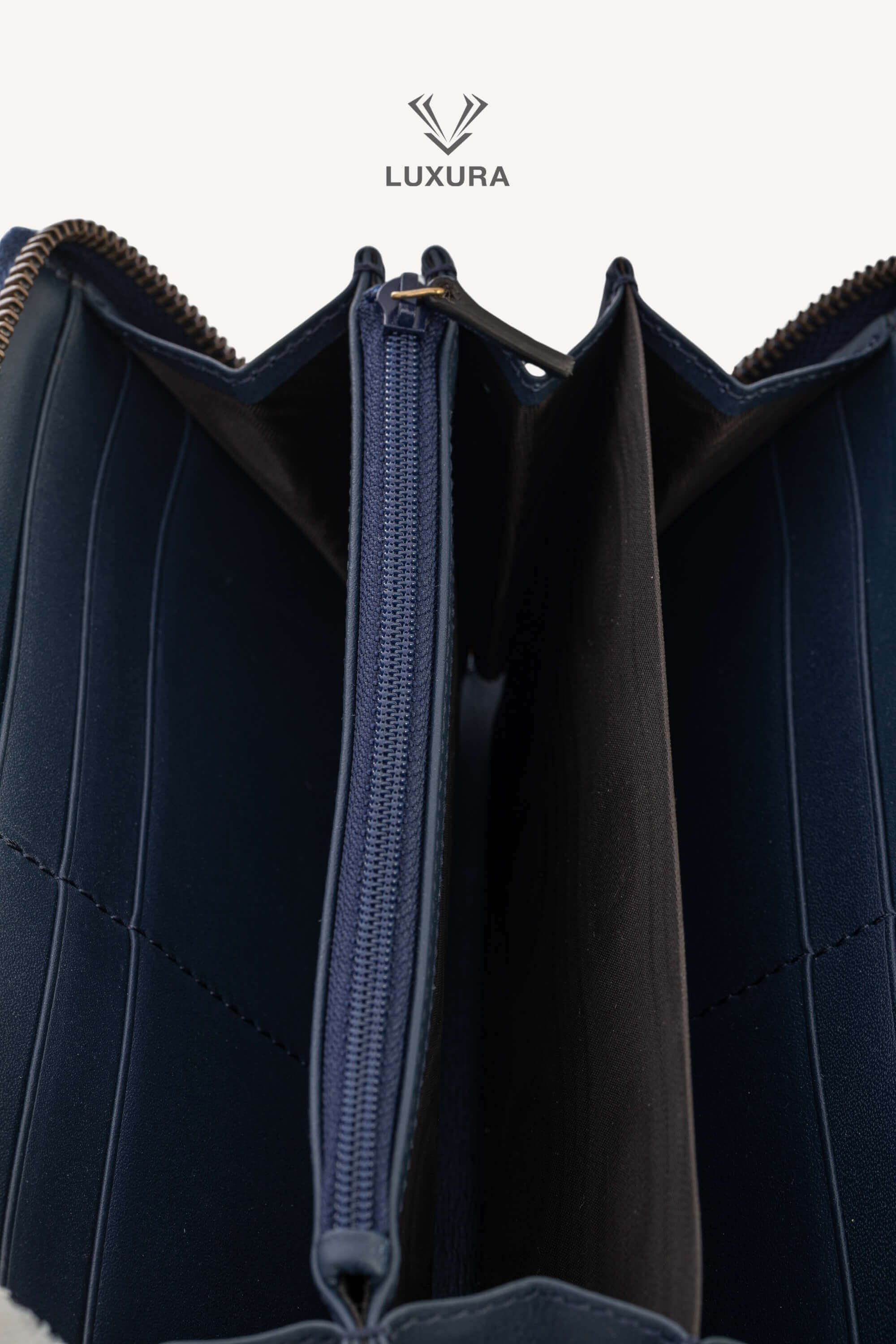 <span style="font-size: 10px;letter-spacing: .15em">HARD TO FIND</span><br>            <strong>GUCCI</strong><br>            <div style="margin-top:10px;font-size:16px">Denim Matelasse Pearly GG Marmont Zip Around Wallet Blue</div><br> - Image 11