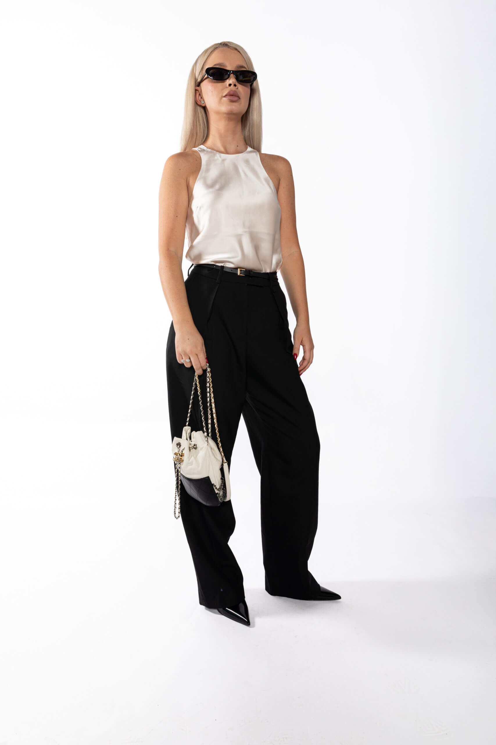 <span style="font-size: 10px;letter-spacing: .15em">HARD TO FIND</span><br> <strong>CHANEL</strong><br> <div style="margin-top:10px;font-size:16px">Aged Calfskin Quilted Small Gabrielle Bucket White Black</div><br> - Image 4