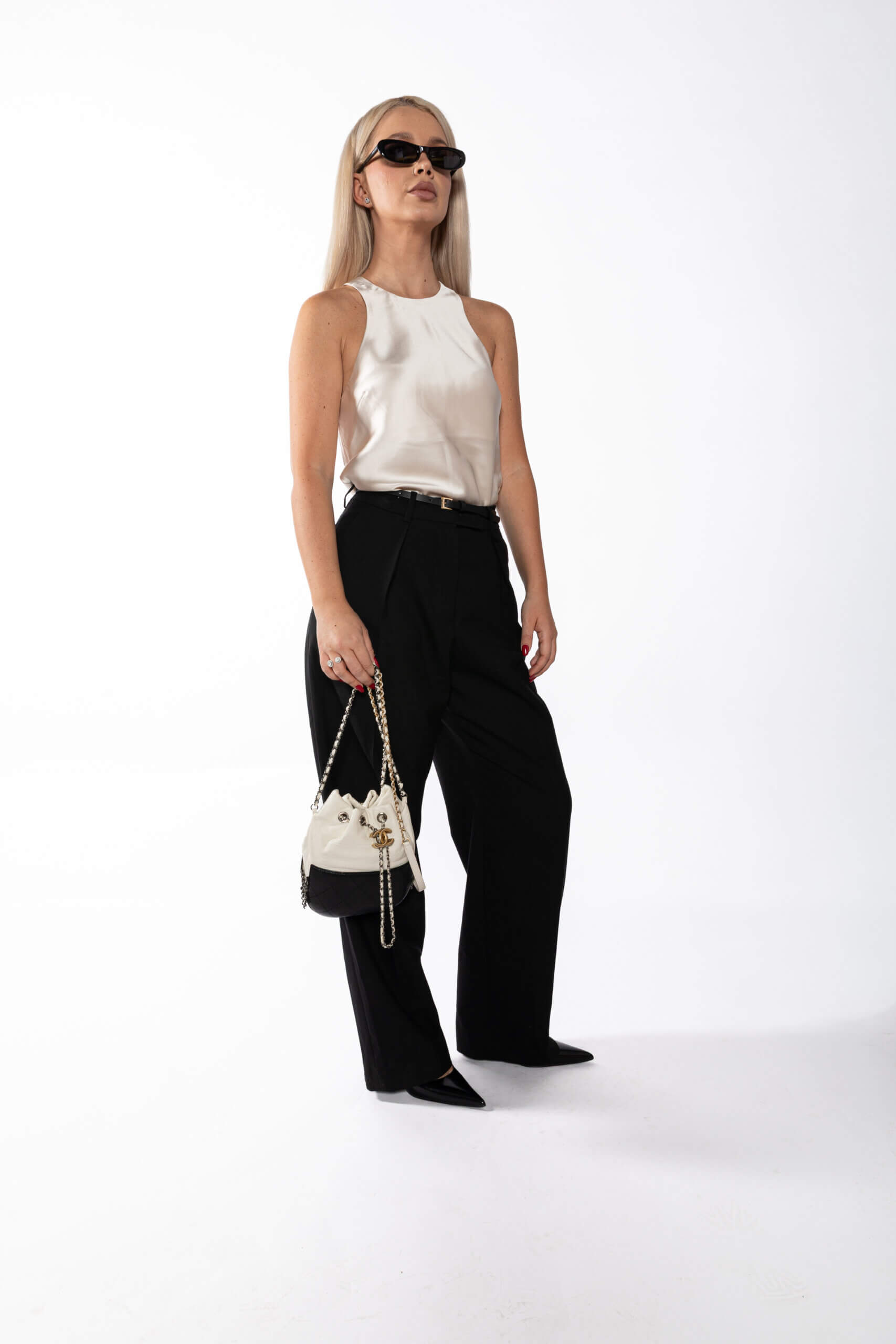 <span style="font-size: 10px;letter-spacing: .15em">HARD TO FIND</span><br> <strong>CHANEL</strong><br> <div style="margin-top:10px;font-size:16px">Aged Calfskin Quilted Small Gabrielle Bucket White Black</div><br> - Image 8