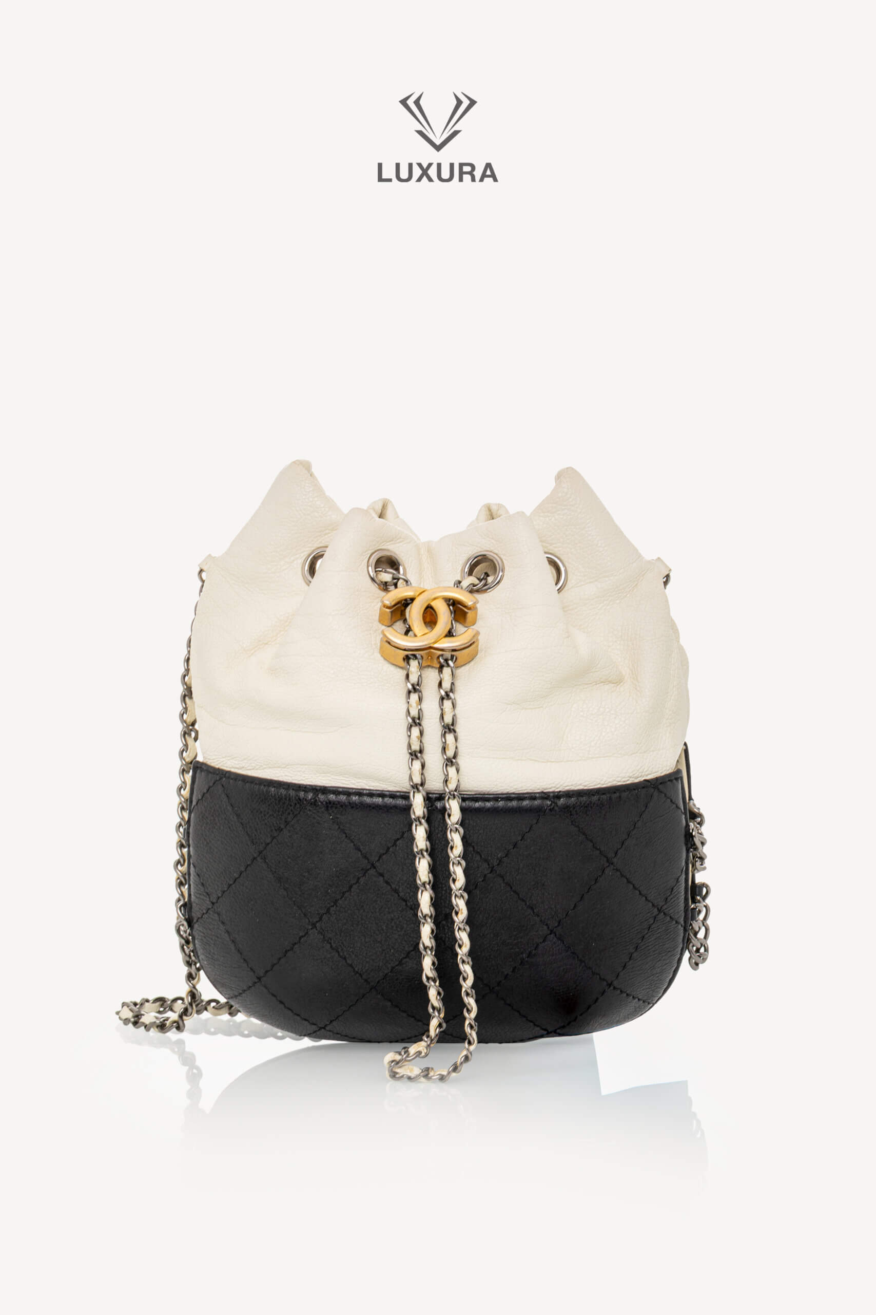 <span style="font-size: 10px;letter-spacing: .15em">HARD TO FIND</span><br> <strong>CHANEL</strong><br> <div style="margin-top:10px;font-size:16px">Aged Calfskin Quilted Small Gabrielle Bucket White Black</div><br> - Image 9