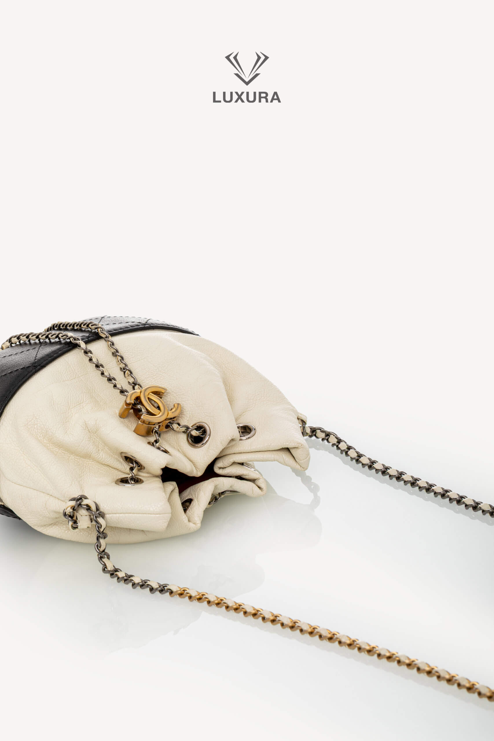 <span style="font-size: 10px;letter-spacing: .15em">HARD TO FIND</span><br> <strong>CHANEL</strong><br> <div style="margin-top:10px;font-size:16px">Aged Calfskin Quilted Small Gabrielle Bucket White Black</div><br> - Image 13