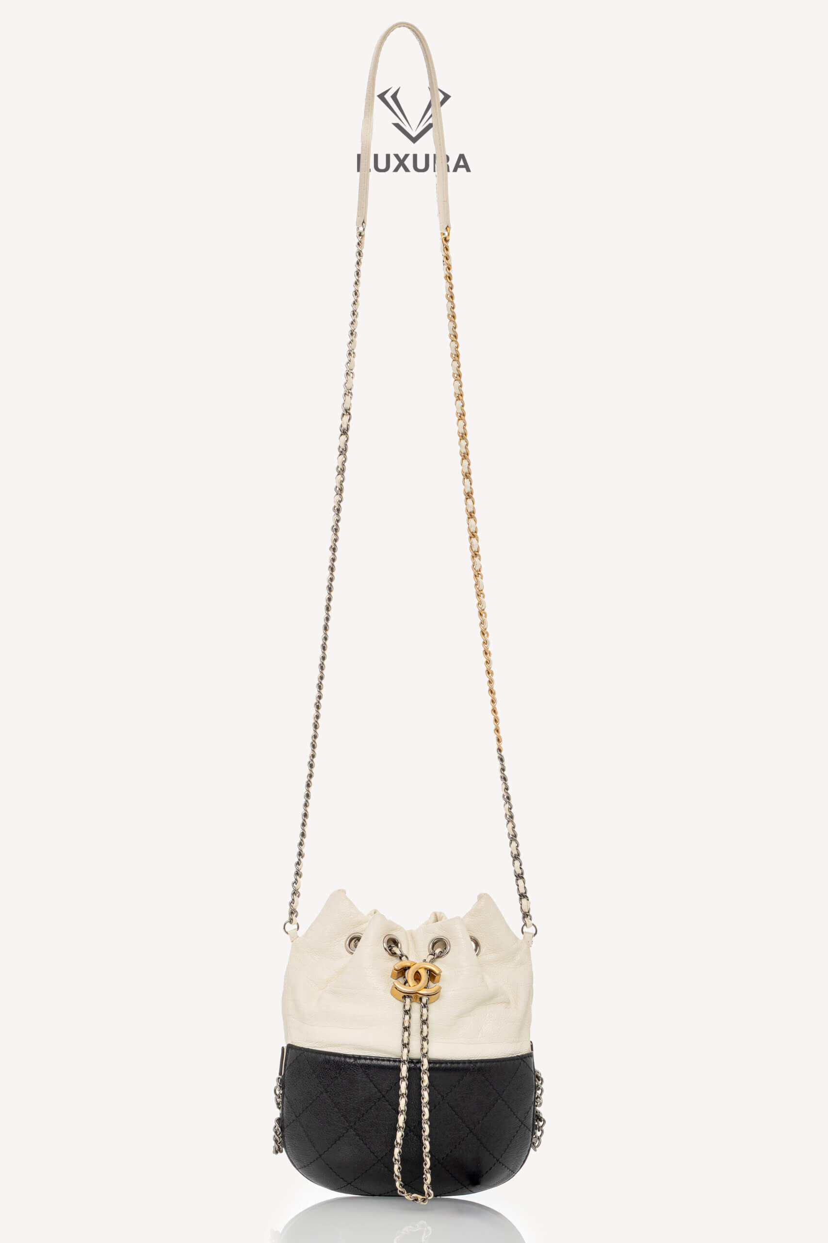 <span style="font-size: 10px;letter-spacing: .15em">HARD TO FIND</span><br> <strong>CHANEL</strong><br> <div style="margin-top:10px;font-size:16px">Aged Calfskin Quilted Small Gabrielle Bucket White Black</div><br> - Image 14