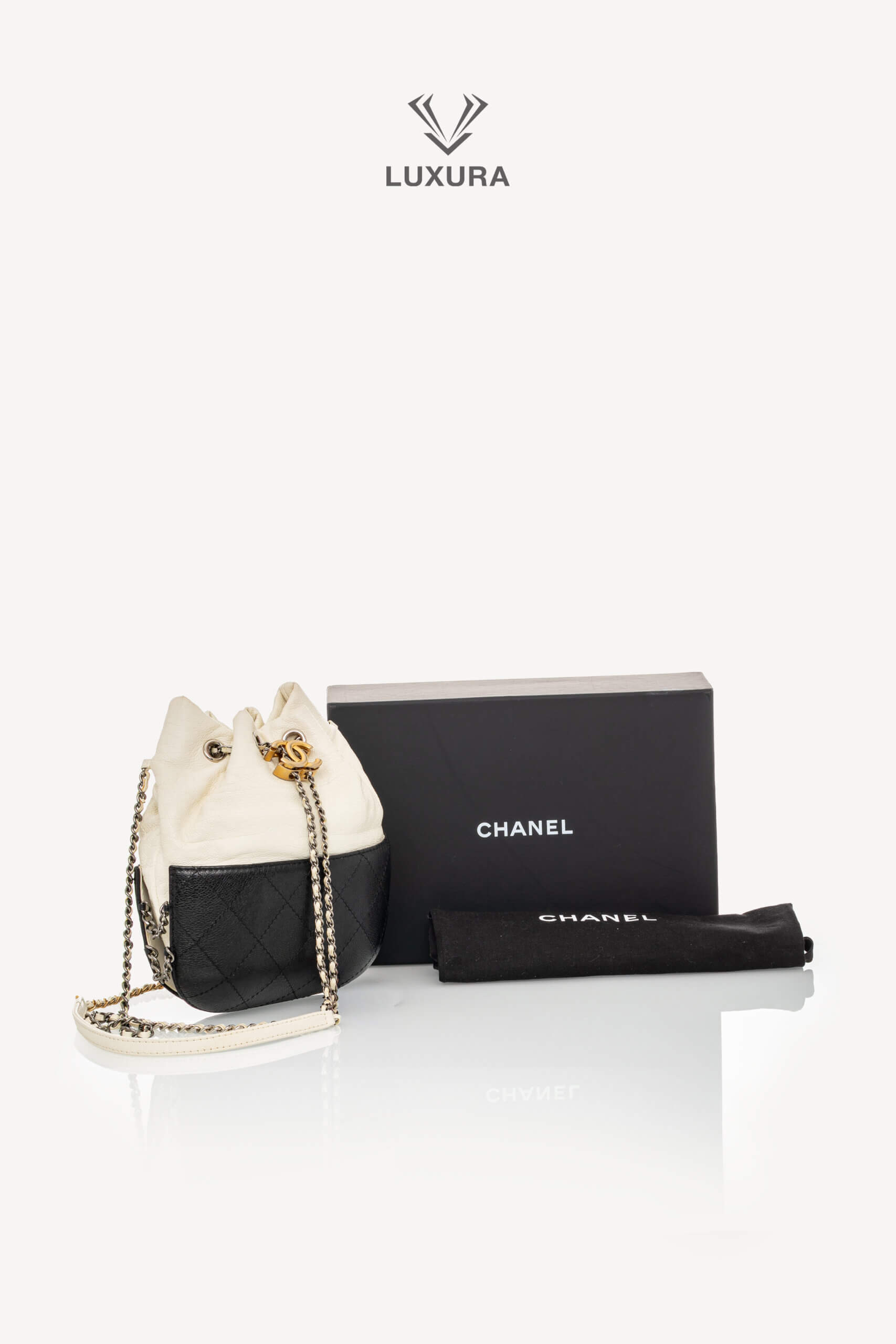 <span style="font-size: 10px;letter-spacing: .15em">HARD TO FIND</span><br> <strong>CHANEL</strong><br> <div style="margin-top:10px;font-size:16px">Aged Calfskin Quilted Small Gabrielle Bucket White Black</div><br> - Image 10