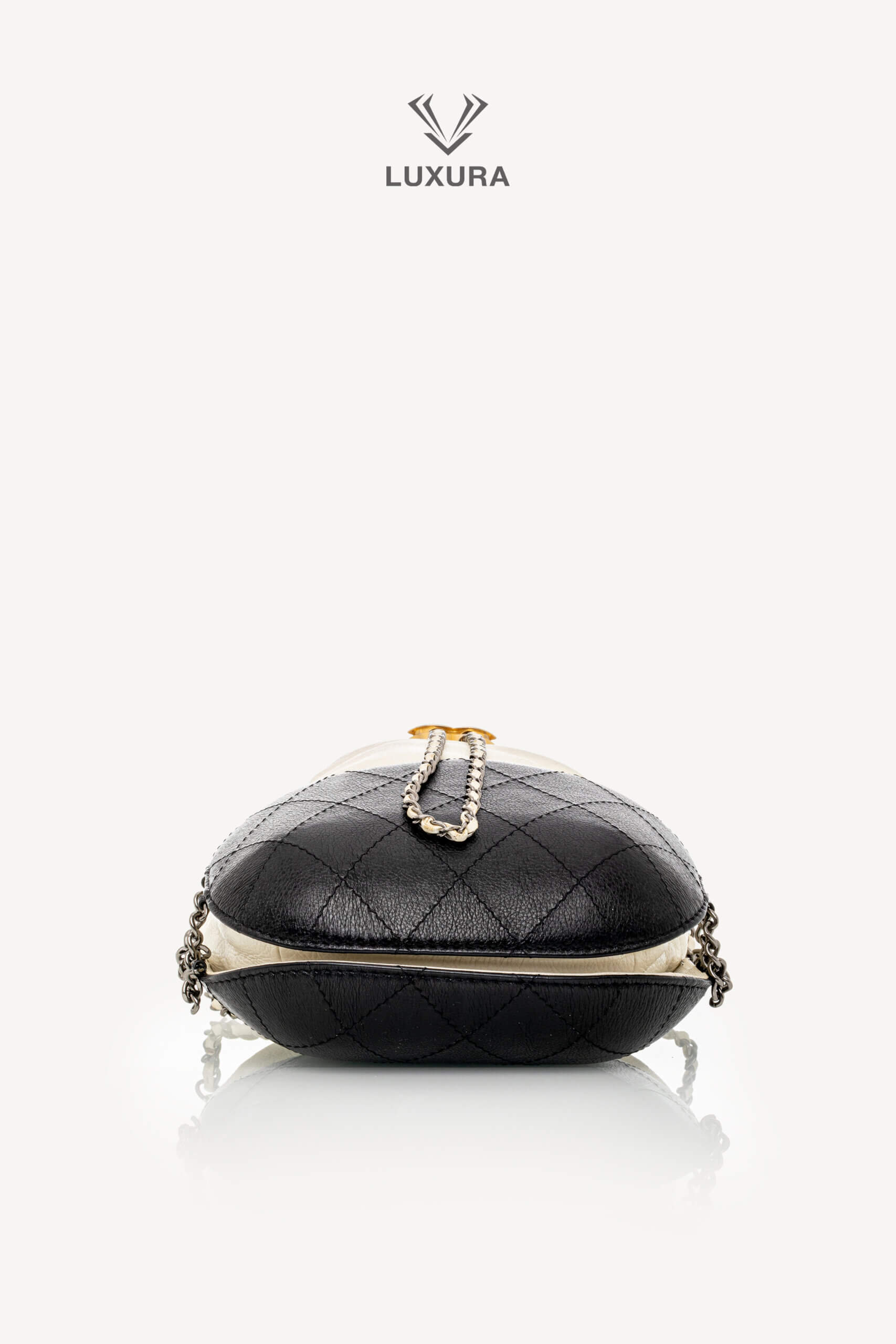 <span style="font-size: 10px;letter-spacing: .15em">HARD TO FIND</span><br> <strong>CHANEL</strong><br> <div style="margin-top:10px;font-size:16px">Aged Calfskin Quilted Small Gabrielle Bucket White Black</div><br> - Image 33