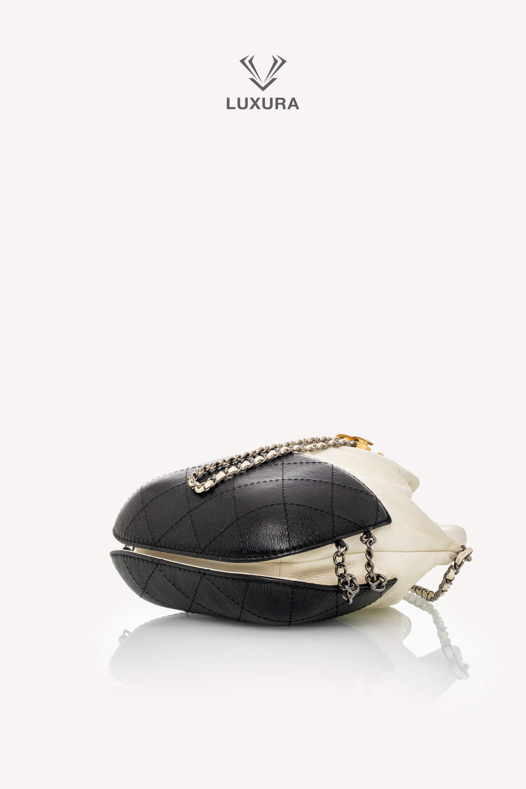 <span style="font-size: 10px;letter-spacing: .15em">HARD TO FIND</span><br> <strong>CHANEL</strong><br> <div style="margin-top:10px;font-size:16px">Aged Calfskin Quilted Small Gabrielle Bucket White Black</div><br> - Image 34