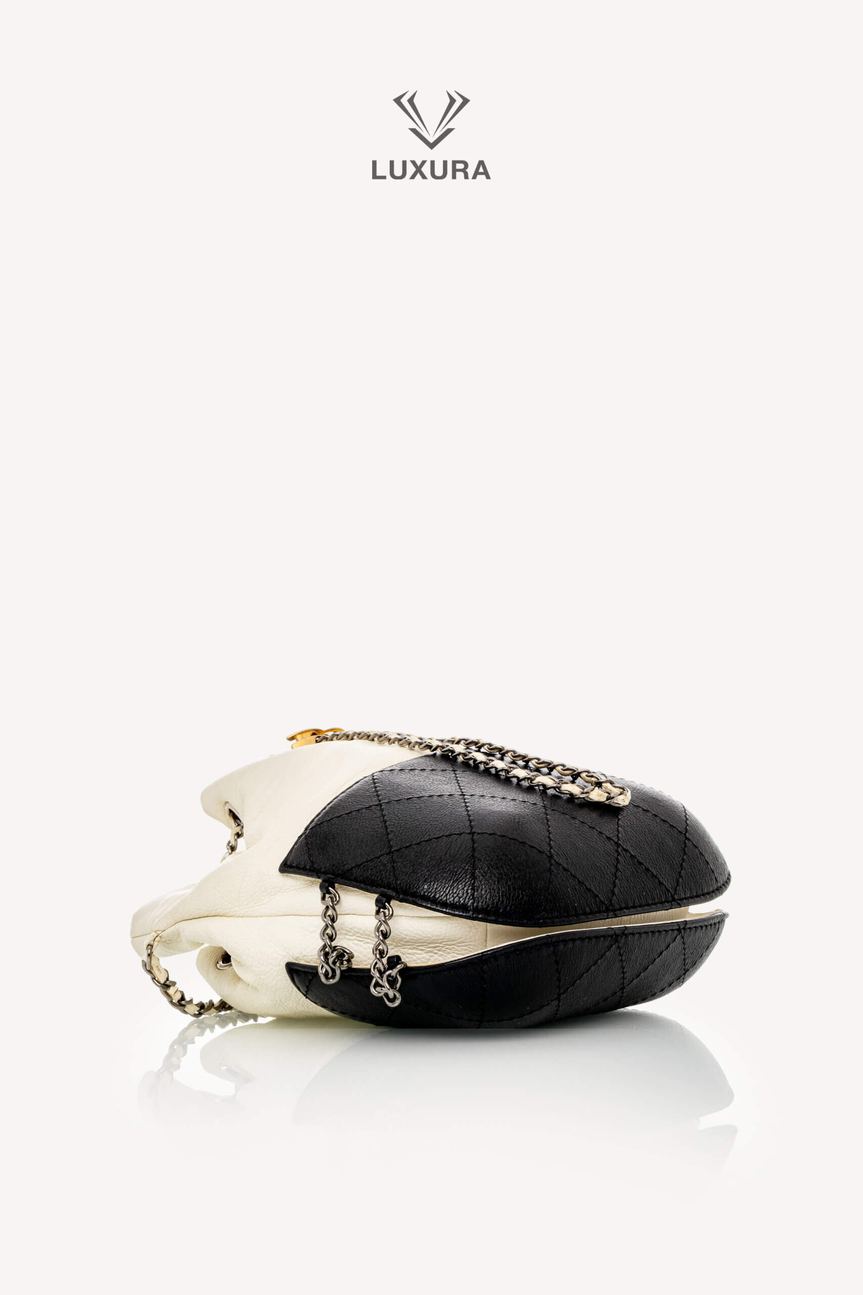 <span style="font-size: 10px;letter-spacing: .15em">HARD TO FIND</span><br> <strong>CHANEL</strong><br> <div style="margin-top:10px;font-size:16px">Aged Calfskin Quilted Small Gabrielle Bucket White Black</div><br> - Image 32