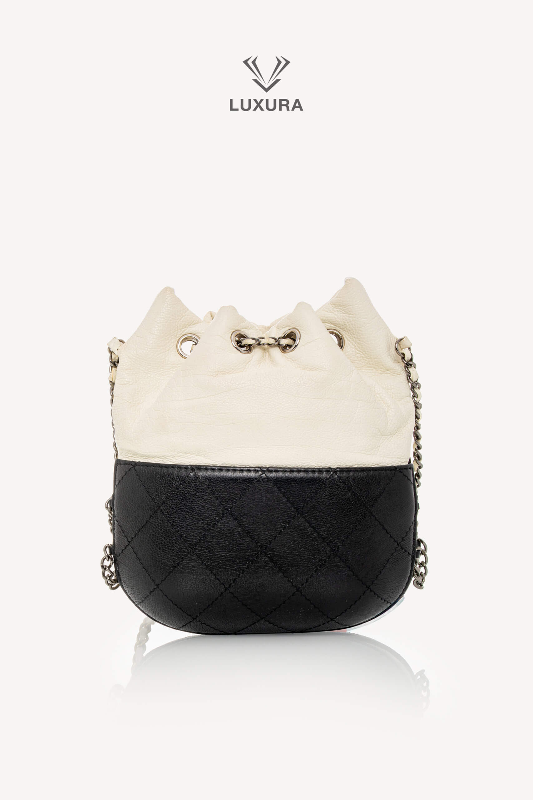 <span style="font-size: 10px;letter-spacing: .15em">HARD TO FIND</span><br> <strong>CHANEL</strong><br> <div style="margin-top:10px;font-size:16px">Aged Calfskin Quilted Small Gabrielle Bucket White Black</div><br> - Image 15