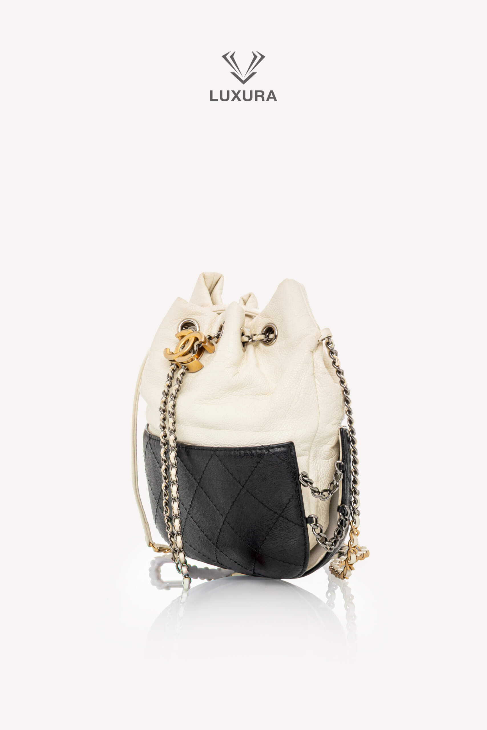 <span style="font-size: 10px;letter-spacing: .15em">HARD TO FIND</span><br> <strong>CHANEL</strong><br> <div style="margin-top:10px;font-size:16px">Aged Calfskin Quilted Small Gabrielle Bucket White Black</div><br> - Image 16