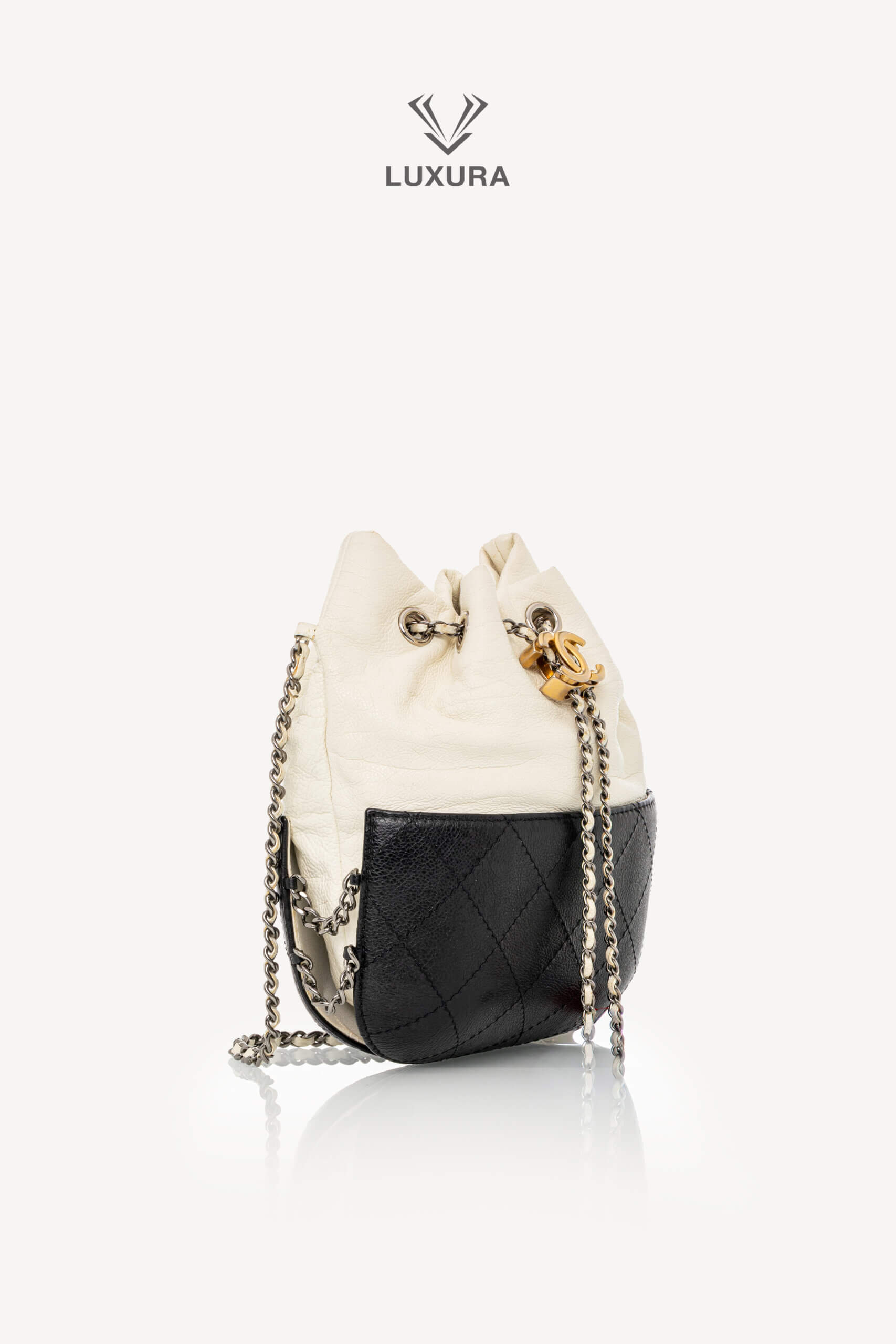 <span style="font-size: 10px;letter-spacing: .15em">HARD TO FIND</span><br> <strong>CHANEL</strong><br> <div style="margin-top:10px;font-size:16px">Aged Calfskin Quilted Small Gabrielle Bucket White Black</div><br> - Image 11