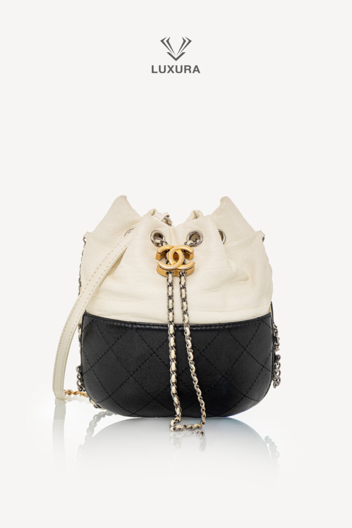 <span style="font-size: 10px;letter-spacing: .15em">HARD TO FIND</span><br> <strong>CHANEL</strong><br> <div style="margin-top:10px;font-size:16px">Aged Calfskin Quilted Small Gabrielle Bucket White Black</div><br>