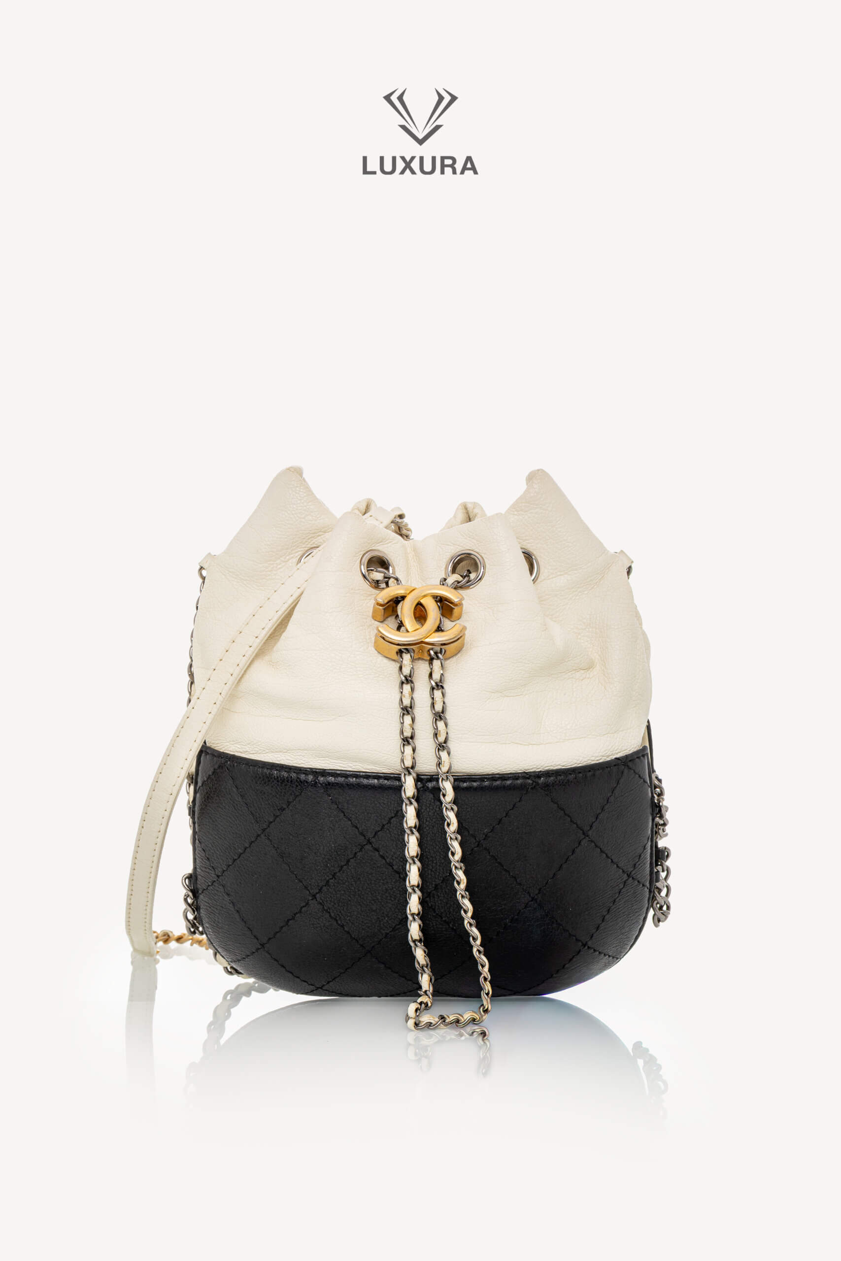<span style="font-size: 10px;letter-spacing: .15em">HARD TO FIND</span><br> <strong>CHANEL</strong><br> <div style="margin-top:10px;font-size:16px">Aged Calfskin Quilted Small Gabrielle Bucket White Black</div><br>