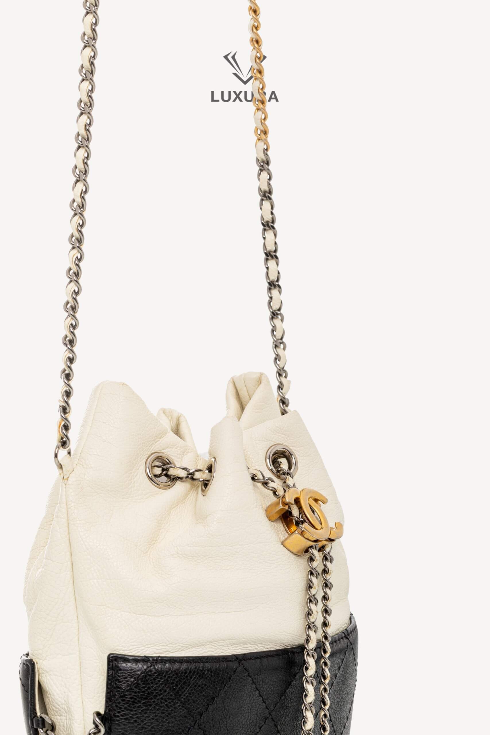 <span style="font-size: 10px;letter-spacing: .15em">HARD TO FIND</span><br> <strong>CHANEL</strong><br> <div style="margin-top:10px;font-size:16px">Aged Calfskin Quilted Small Gabrielle Bucket White Black</div><br> - Image 25