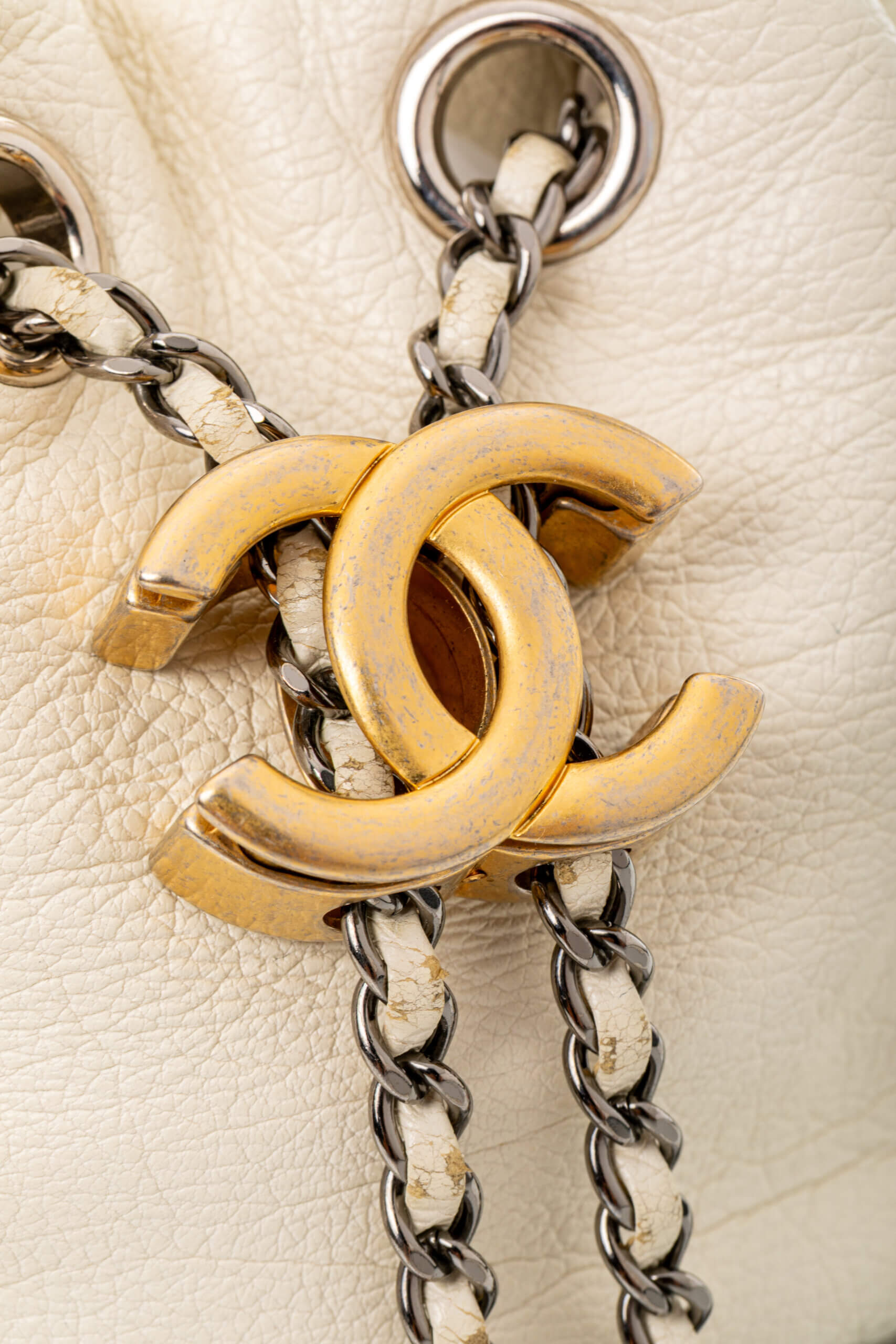 <span style="font-size: 10px;letter-spacing: .15em">HARD TO FIND</span><br> <strong>CHANEL</strong><br> <div style="margin-top:10px;font-size:16px">Aged Calfskin Quilted Small Gabrielle Bucket White Black</div><br> - Image 19