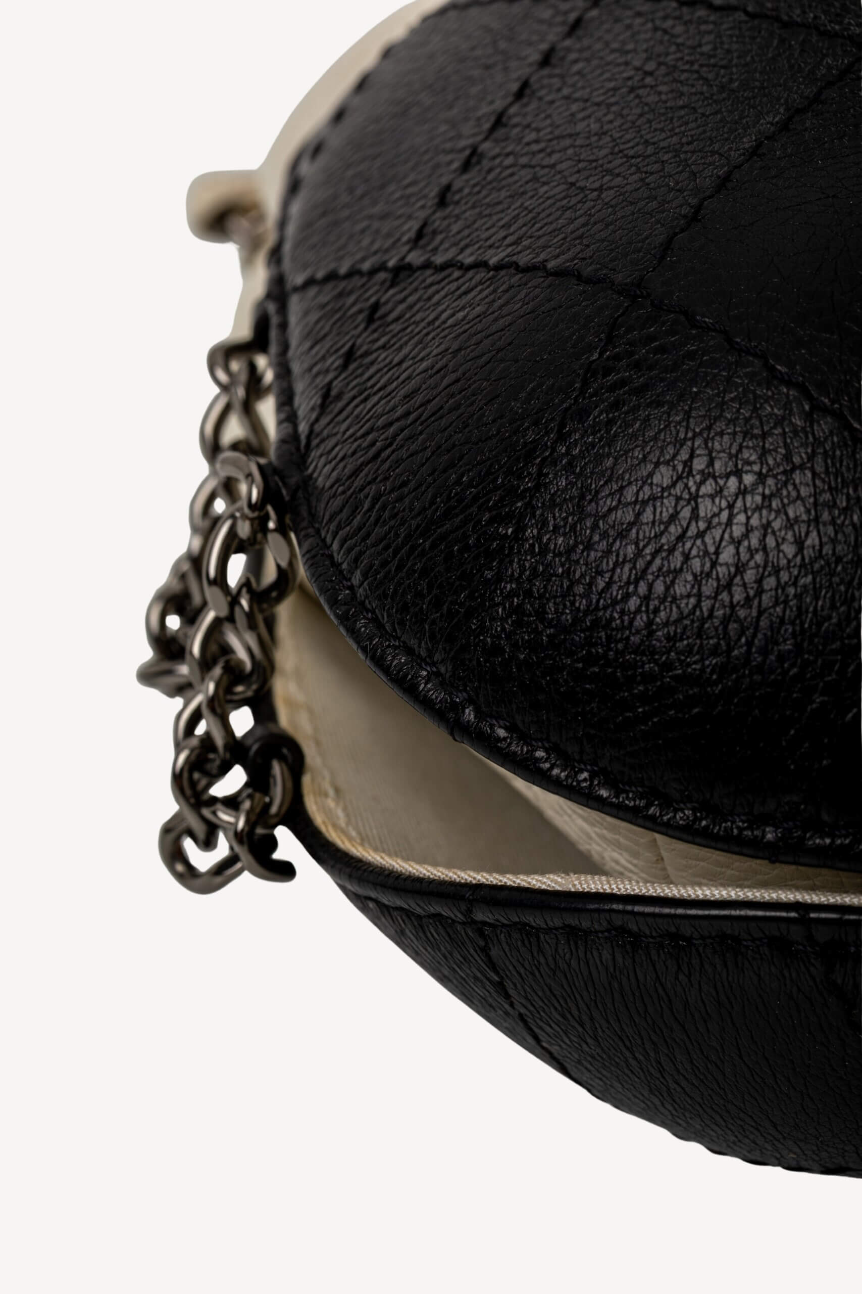 <span style="font-size: 10px;letter-spacing: .15em">HARD TO FIND</span><br> <strong>CHANEL</strong><br> <div style="margin-top:10px;font-size:16px">Aged Calfskin Quilted Small Gabrielle Bucket White Black</div><br> - Image 21