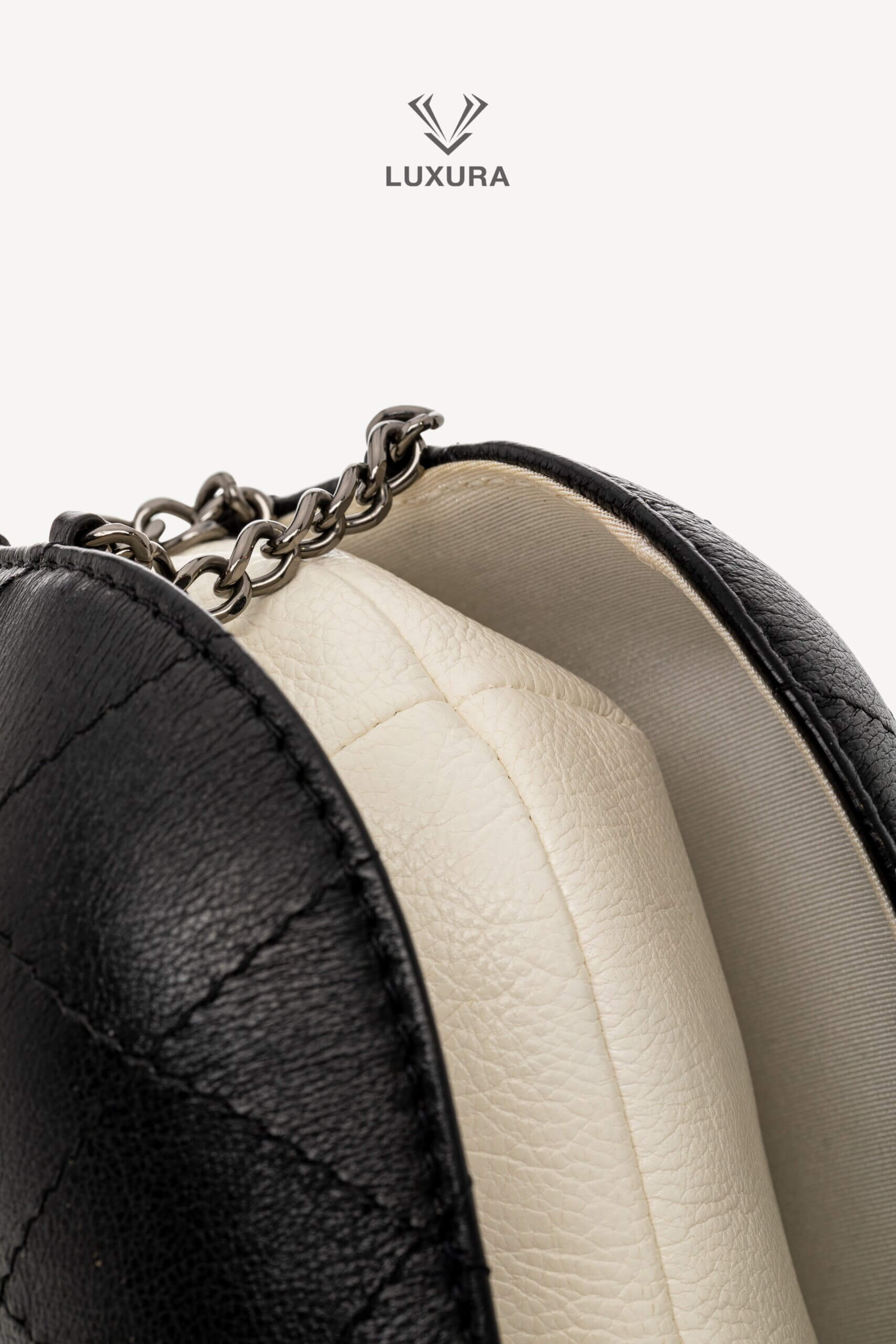 <span style="font-size: 10px;letter-spacing: .15em">HARD TO FIND</span><br> <strong>CHANEL</strong><br> <div style="margin-top:10px;font-size:16px">Aged Calfskin Quilted Small Gabrielle Bucket White Black</div><br> - Image 23