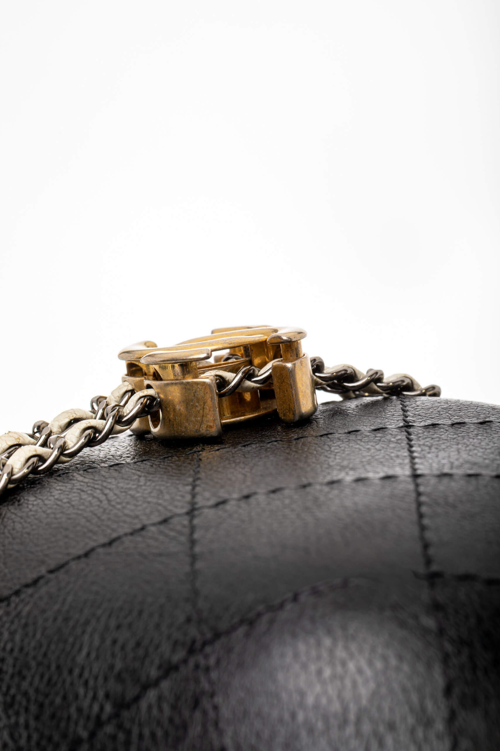 <span style="font-size: 10px;letter-spacing: .15em">HARD TO FIND</span><br> <strong>CHANEL</strong><br> <div style="margin-top:10px;font-size:16px">Aged Calfskin Quilted Small Gabrielle Bucket White Black</div><br> - Image 18