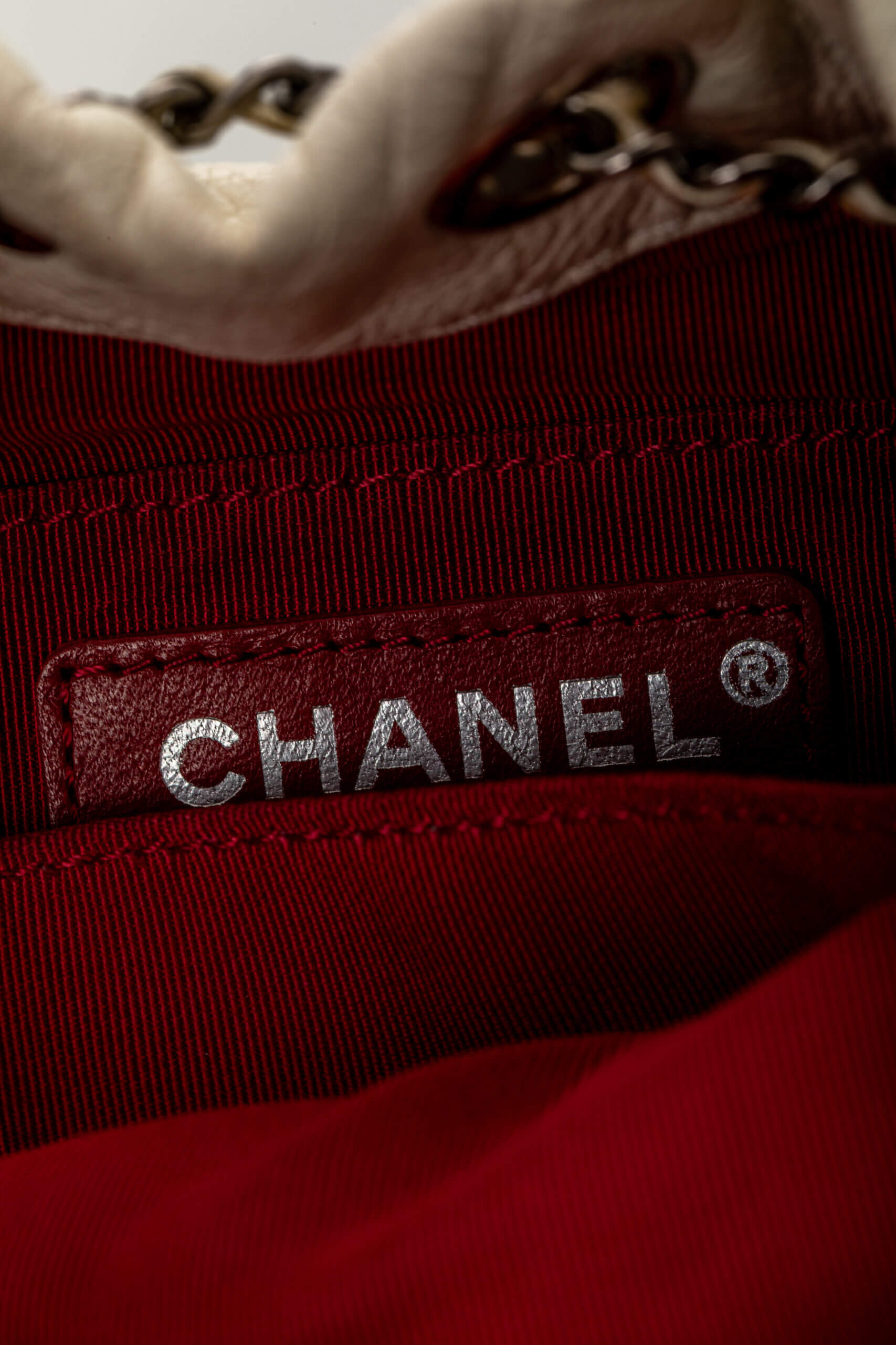 <span style="font-size: 10px;letter-spacing: .15em">HARD TO FIND</span><br> <strong>CHANEL</strong><br> <div style="margin-top:10px;font-size:16px">Aged Calfskin Quilted Small Gabrielle Bucket White Black</div><br> - Image 31