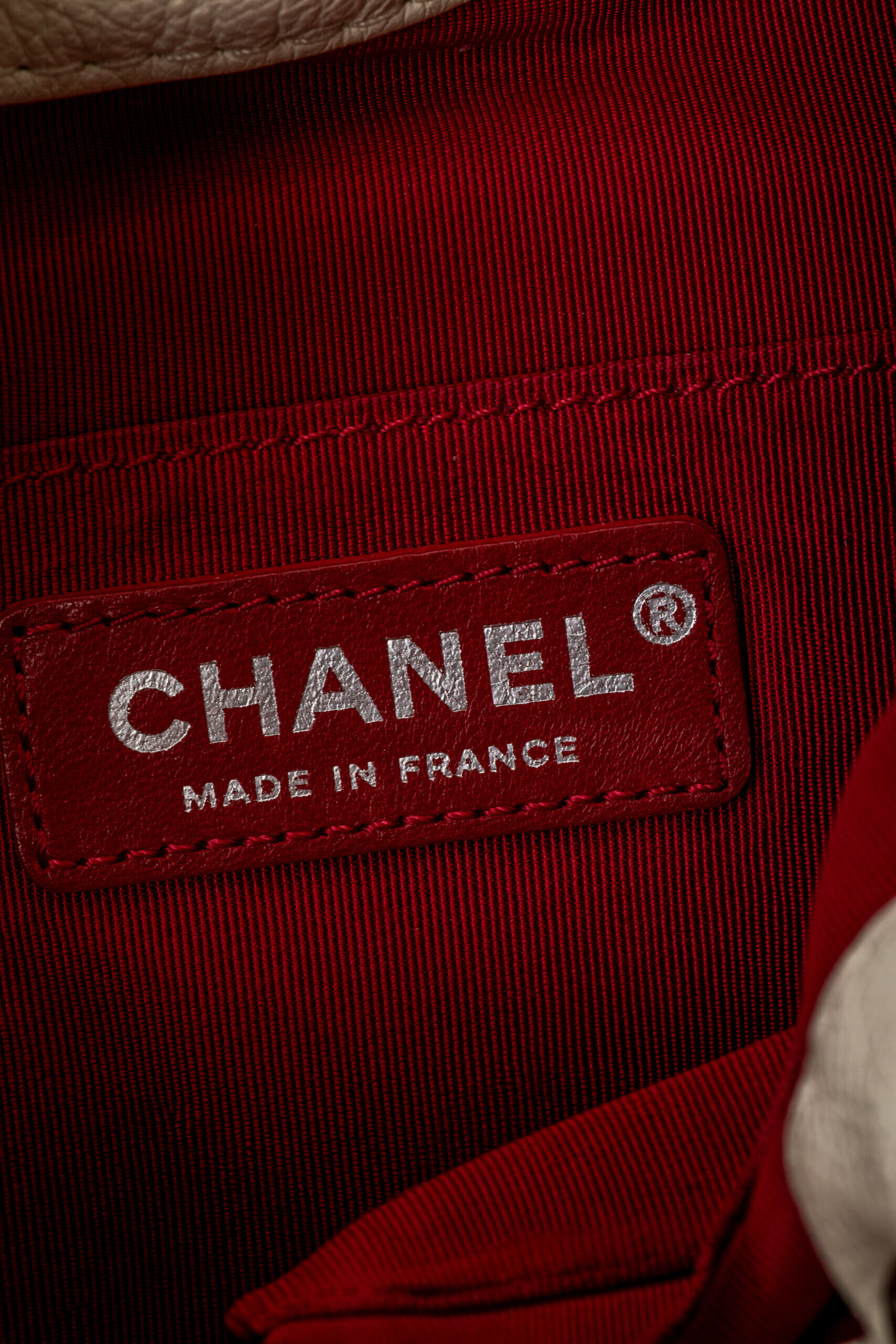 <span style="font-size: 10px;letter-spacing: .15em">HARD TO FIND</span><br> <strong>CHANEL</strong><br> <div style="margin-top:10px;font-size:16px">Aged Calfskin Quilted Small Gabrielle Bucket White Black</div><br> - Image 29