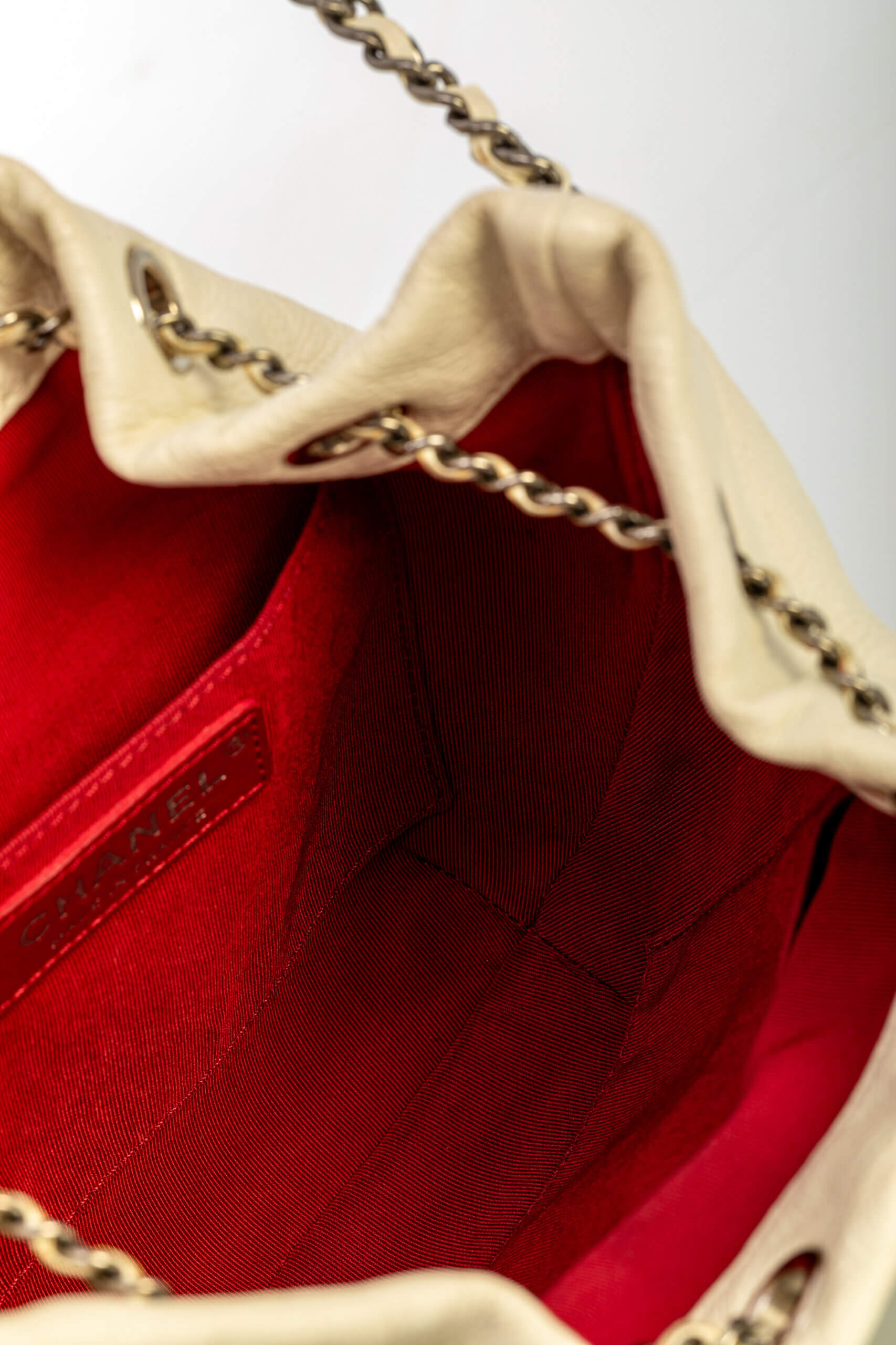 <span style="font-size: 10px;letter-spacing: .15em">HARD TO FIND</span><br> <strong>CHANEL</strong><br> <div style="margin-top:10px;font-size:16px">Aged Calfskin Quilted Small Gabrielle Bucket White Black</div><br> - Image 27