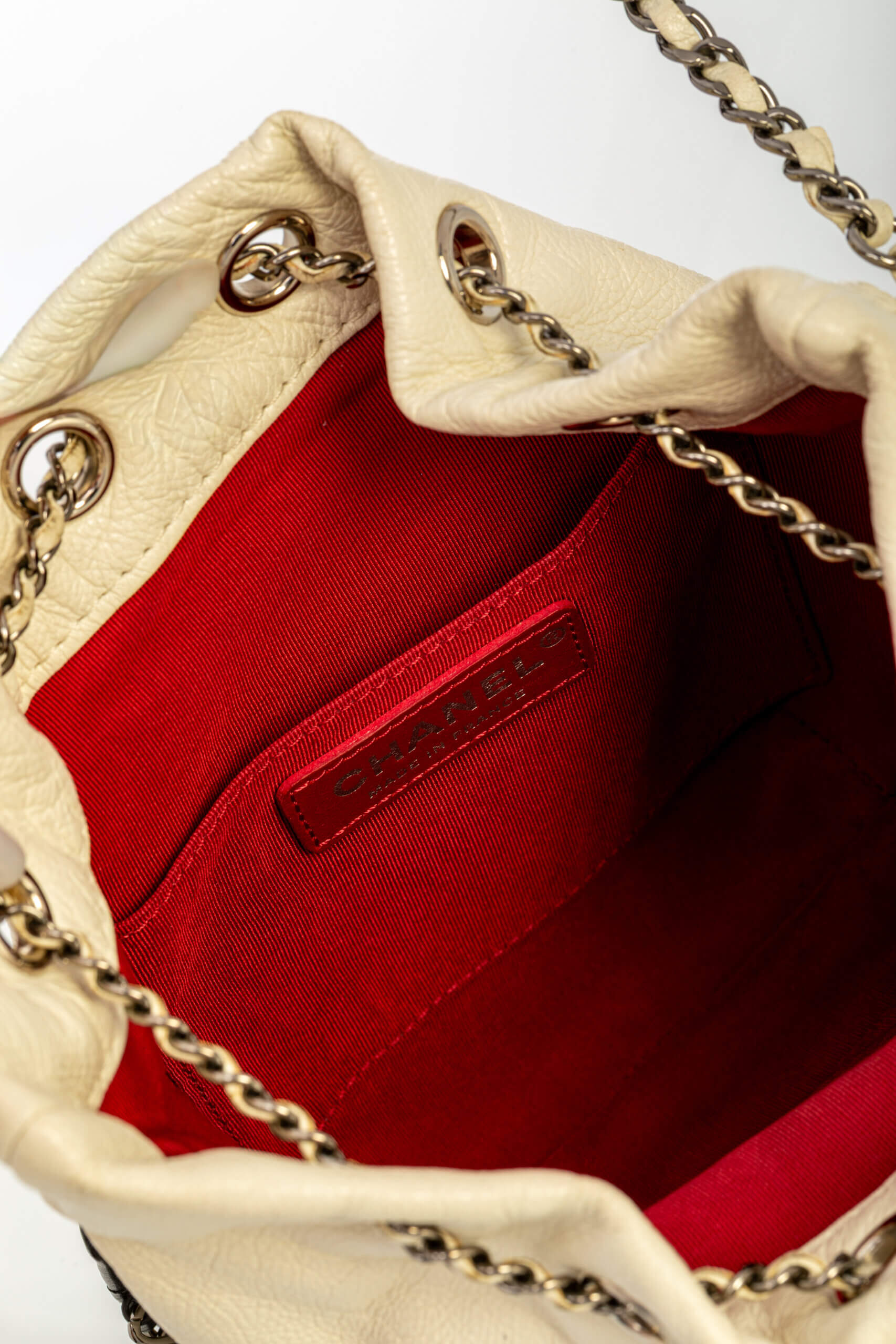 <span style="font-size: 10px;letter-spacing: .15em">HARD TO FIND</span><br> <strong>CHANEL</strong><br> <div style="margin-top:10px;font-size:16px">Aged Calfskin Quilted Small Gabrielle Bucket White Black</div><br> - Image 24