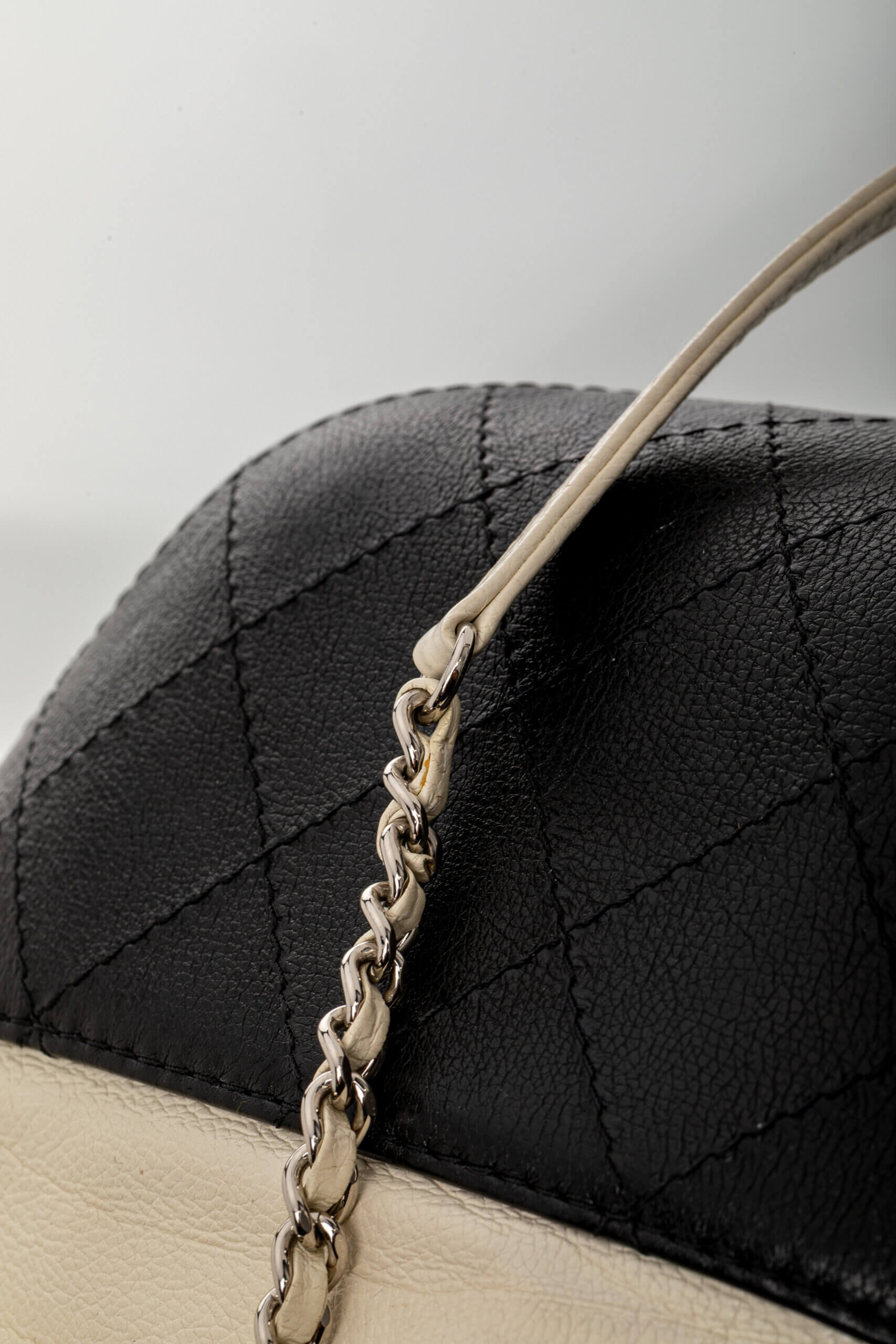<span style="font-size: 10px;letter-spacing: .15em">HARD TO FIND</span><br> <strong>CHANEL</strong><br> <div style="margin-top:10px;font-size:16px">Aged Calfskin Quilted Small Gabrielle Bucket White Black</div><br> - Image 20