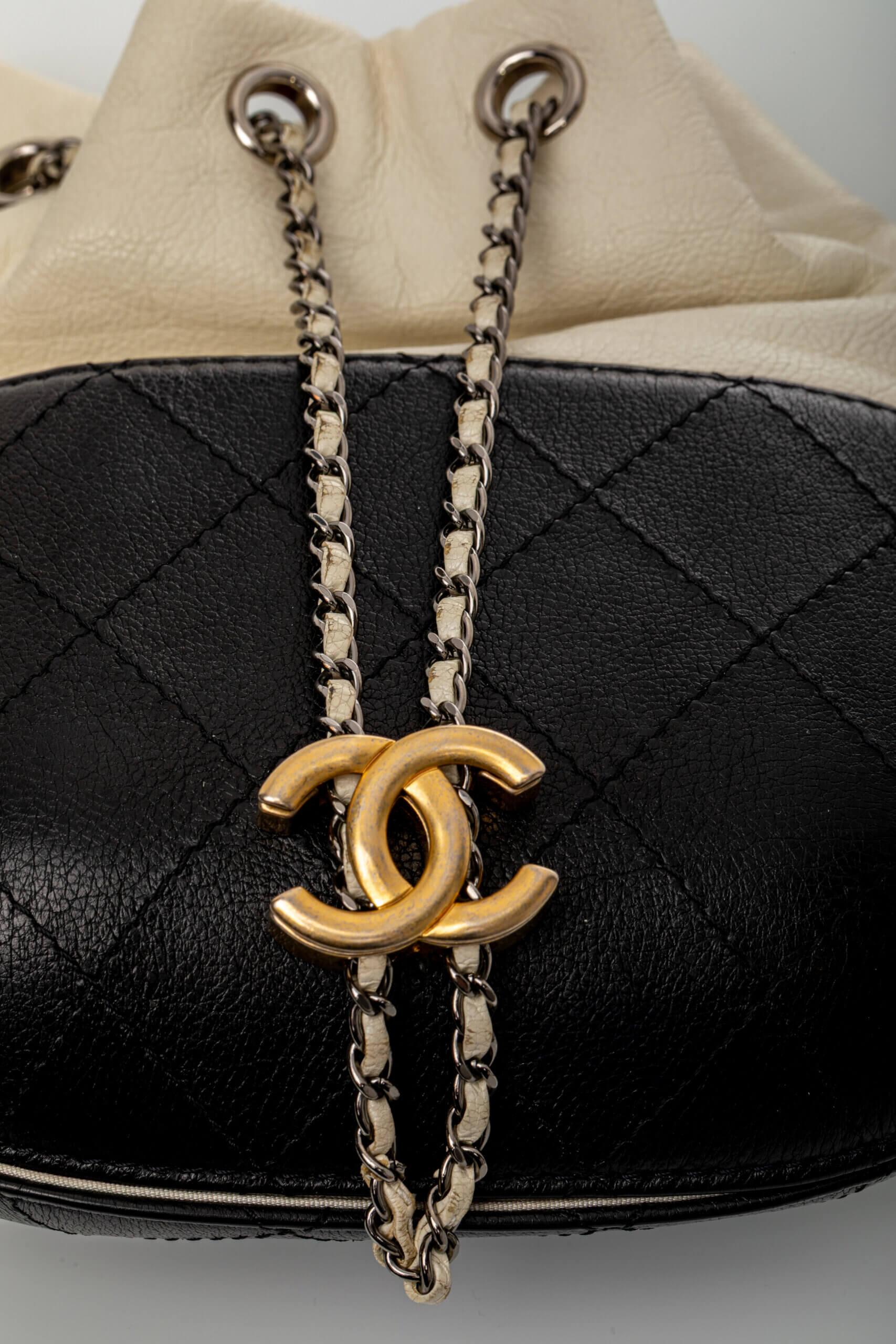 <span style="font-size: 10px;letter-spacing: .15em">HARD TO FIND</span><br> <strong>CHANEL</strong><br> <div style="margin-top:10px;font-size:16px">Aged Calfskin Quilted Small Gabrielle Bucket White Black</div><br> - Image 17